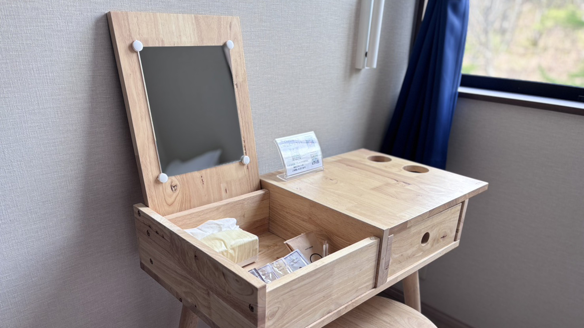 ・【ドレッサー】北欧テイストのドレッサーに各種アメニティをご用意しております
