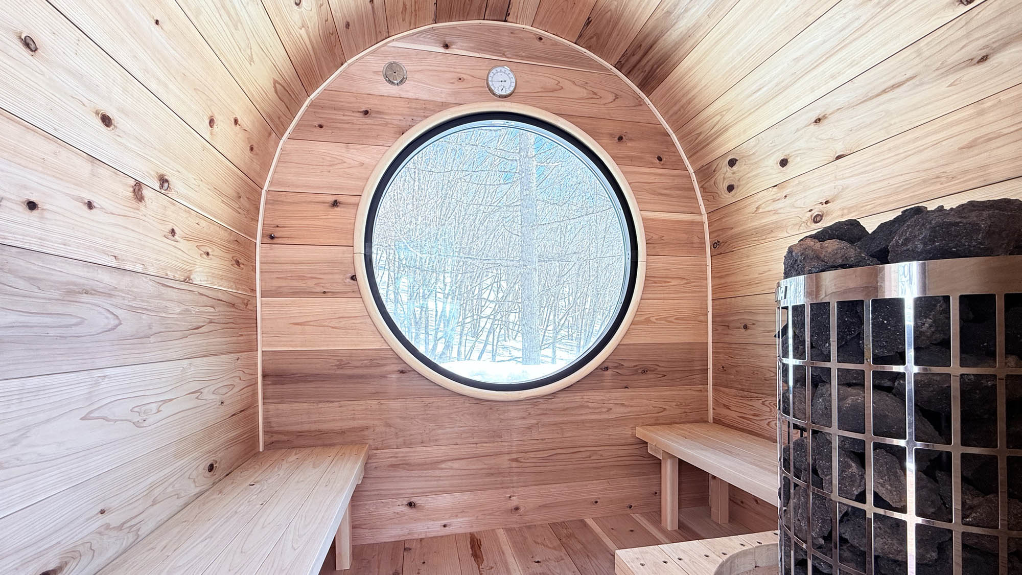 ・【プライベートサウナ】高火力のサウナストーブを採用。窓からは自然の風景が広がります
