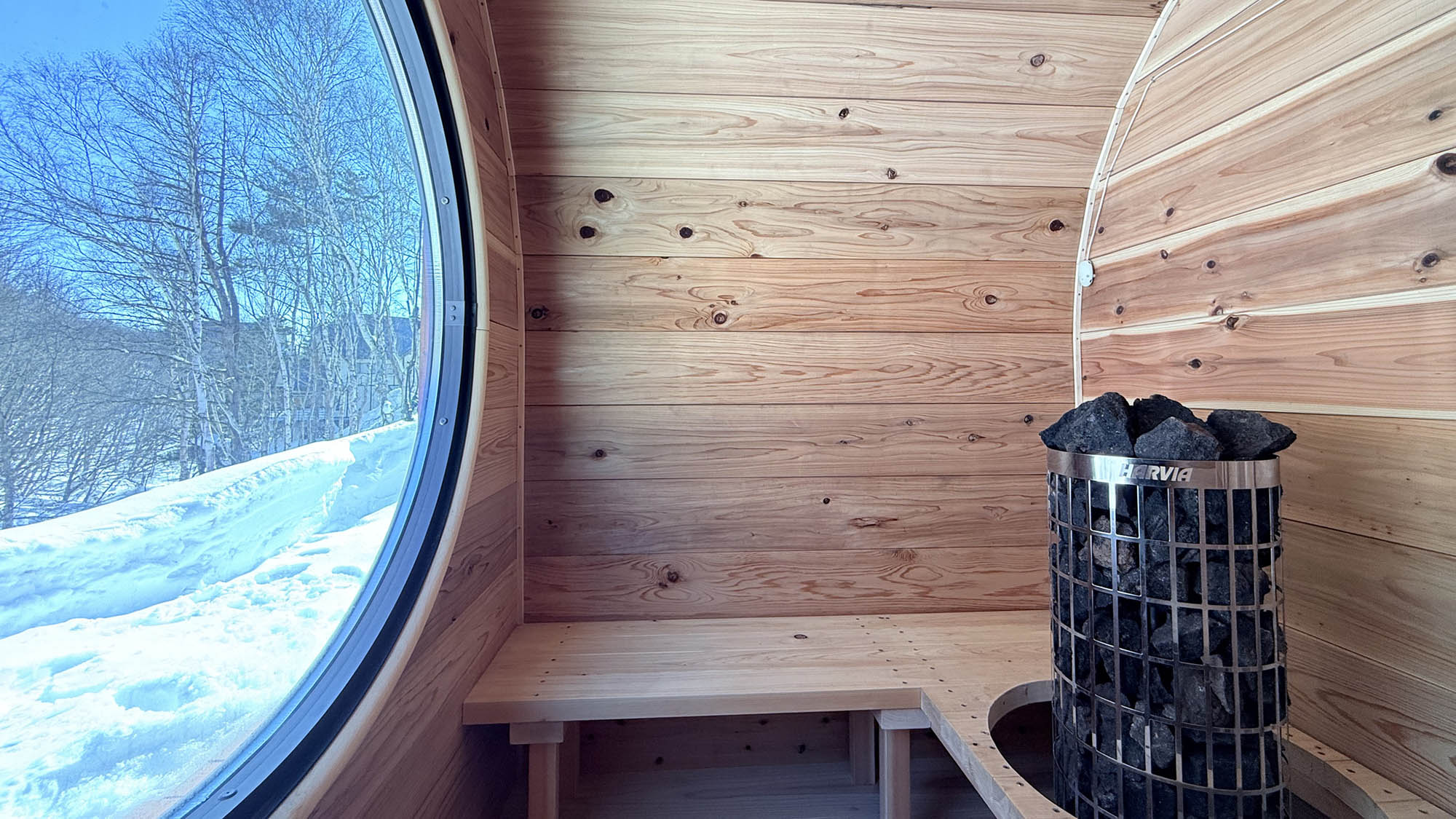 ・【プライベートサウナ】溶岩石サウナで温まった後は雪ダイブで極上の「ととのい」を