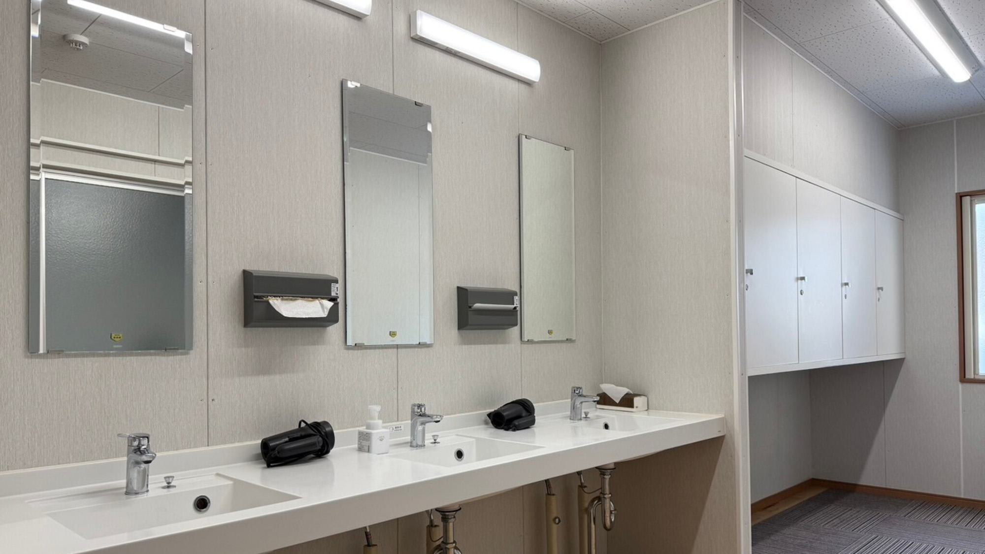 ・【脱衣所】白を基調とした室内。清潔感を保つように心がけております