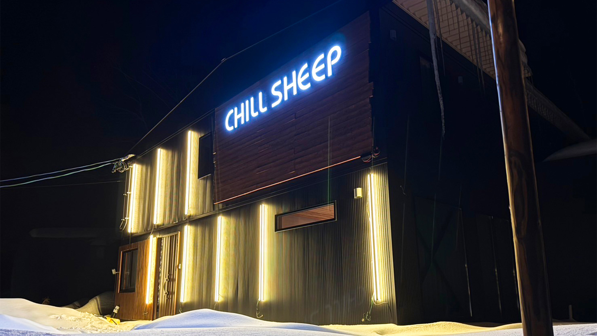 ・【外観・夜】深々と降り積もる雪が非日常の静寂を演出