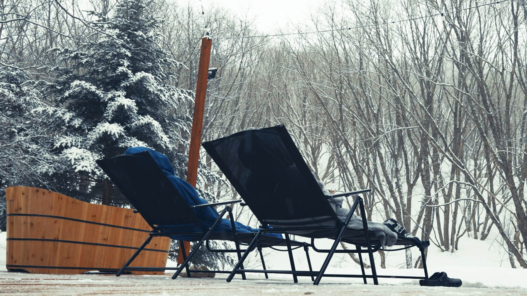 ・【プライベートサウナ】汗を流した後はテラスで外気浴　豊かな自然に囲まれて解放される至福の瞬間