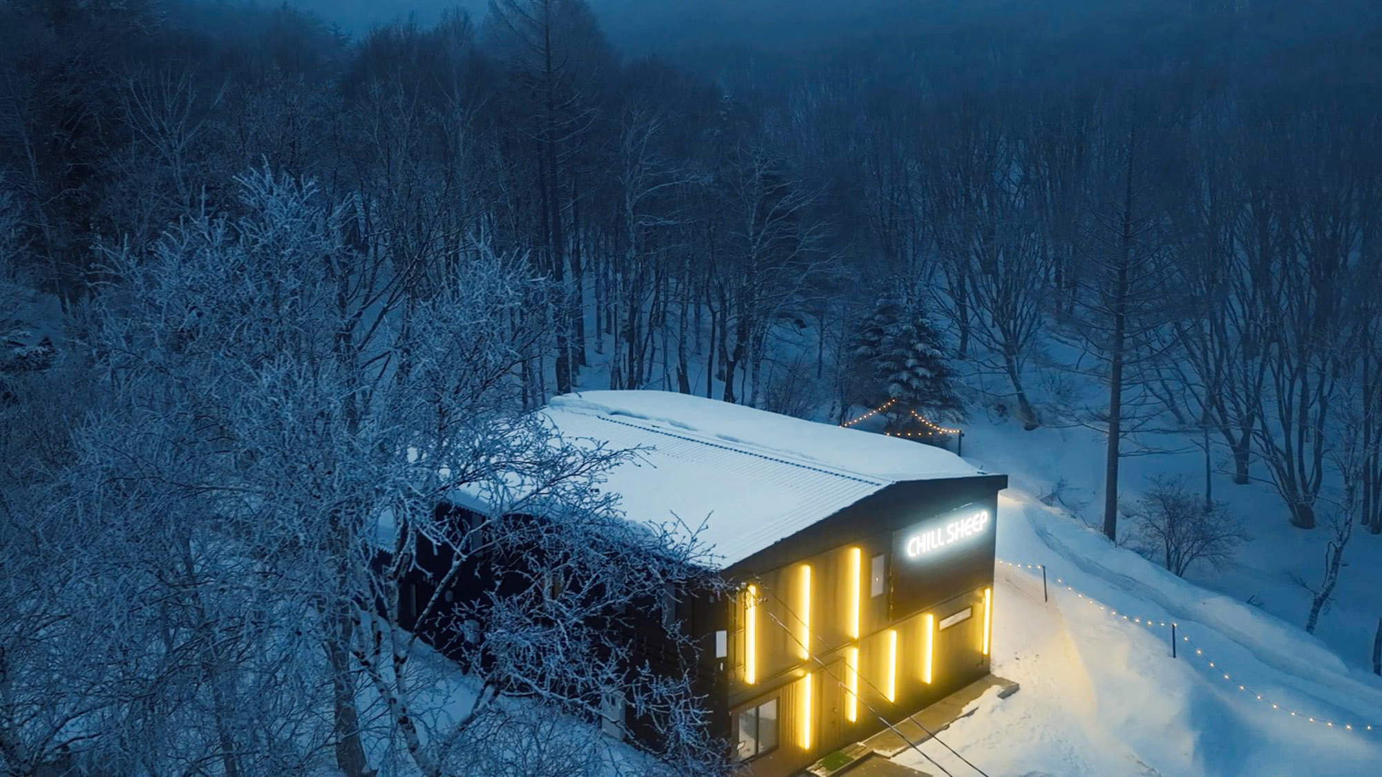 ・【外観・夜】雪化粧をまとった当館　温かいお部屋から眺める絵本のような世界