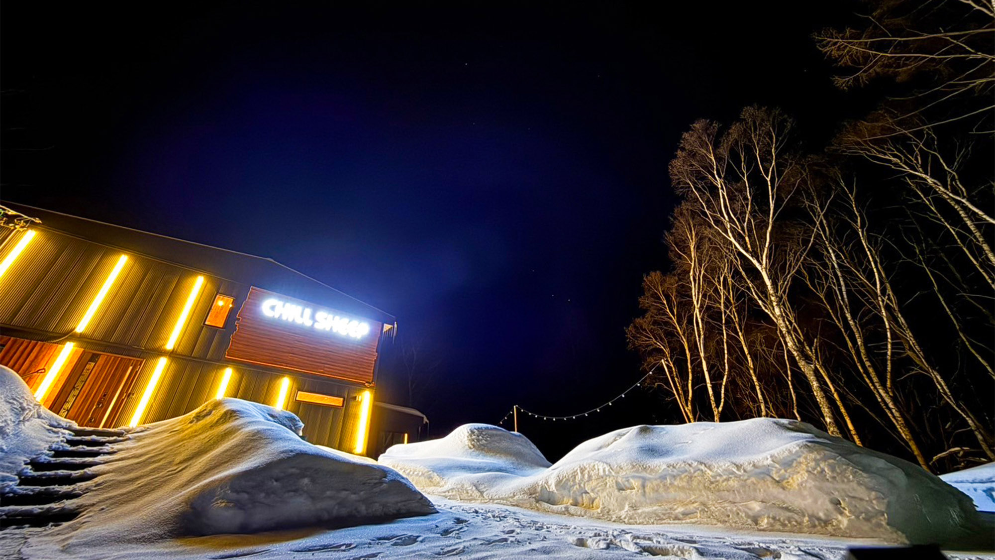 ・【外観・夜】雪明かりに照らされる幻想的な夜の風景　大切な人と心に残る冬の思い出を