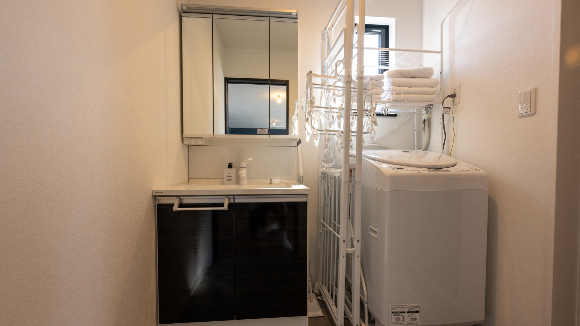 ・【2F/脱衣所】洗濯機・物干し竿を完備。濡れた衣類もバルコニーですぐに乾かせます