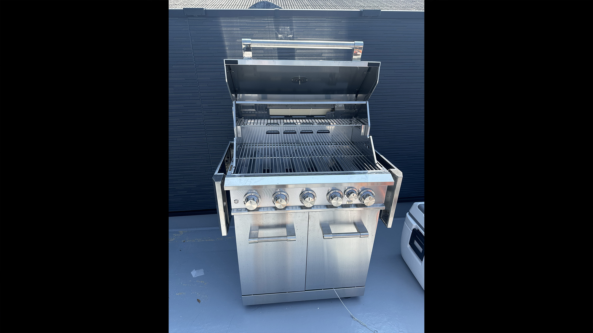 ・【2F/BBQ】滞在中はガス式BBQグリルを自由に使用できます。食材や調味料はご持参ください