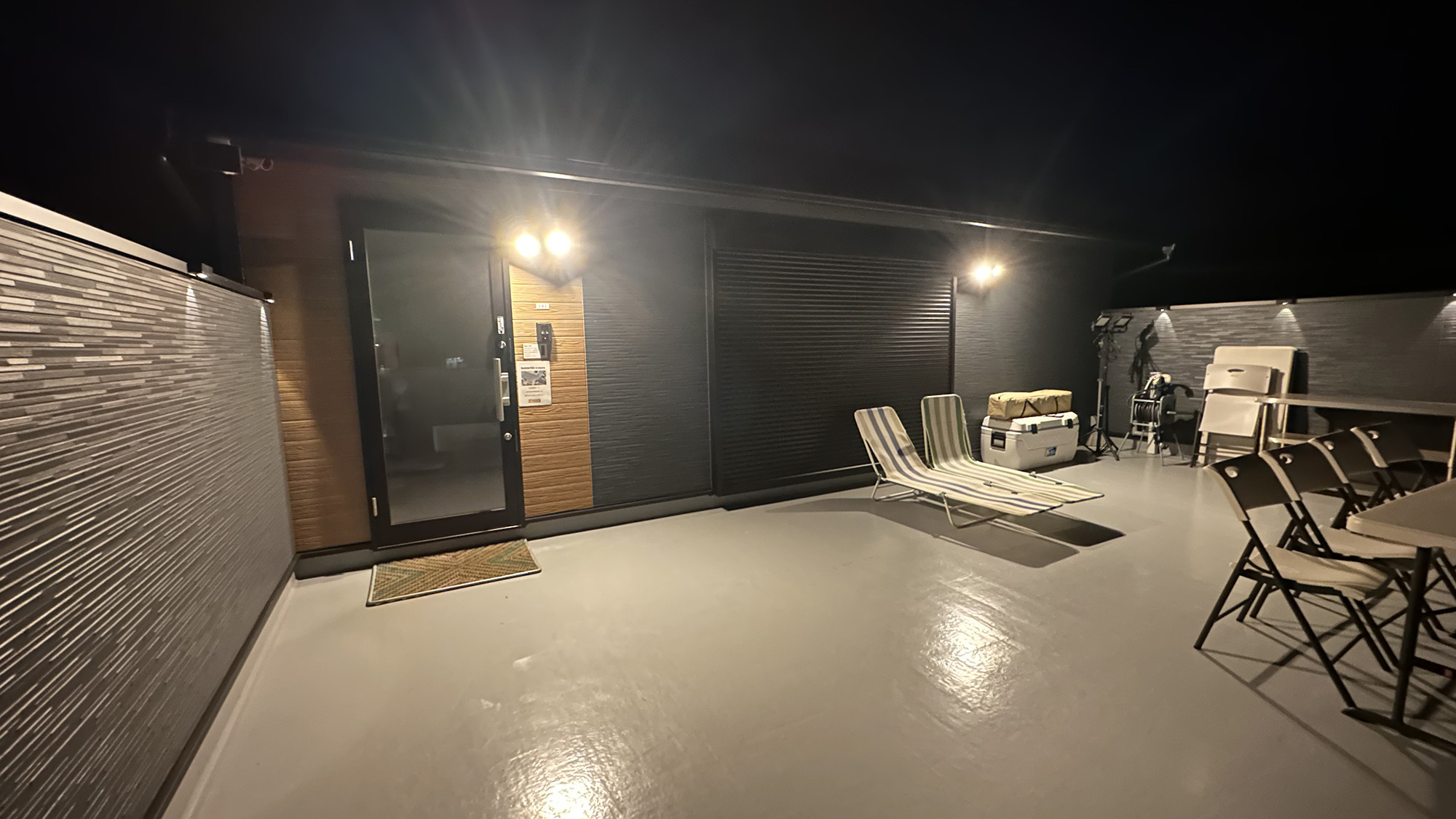 ・【2F/バルコニー】ライトを完備しており夜間も安心。安全にご利用いただけます