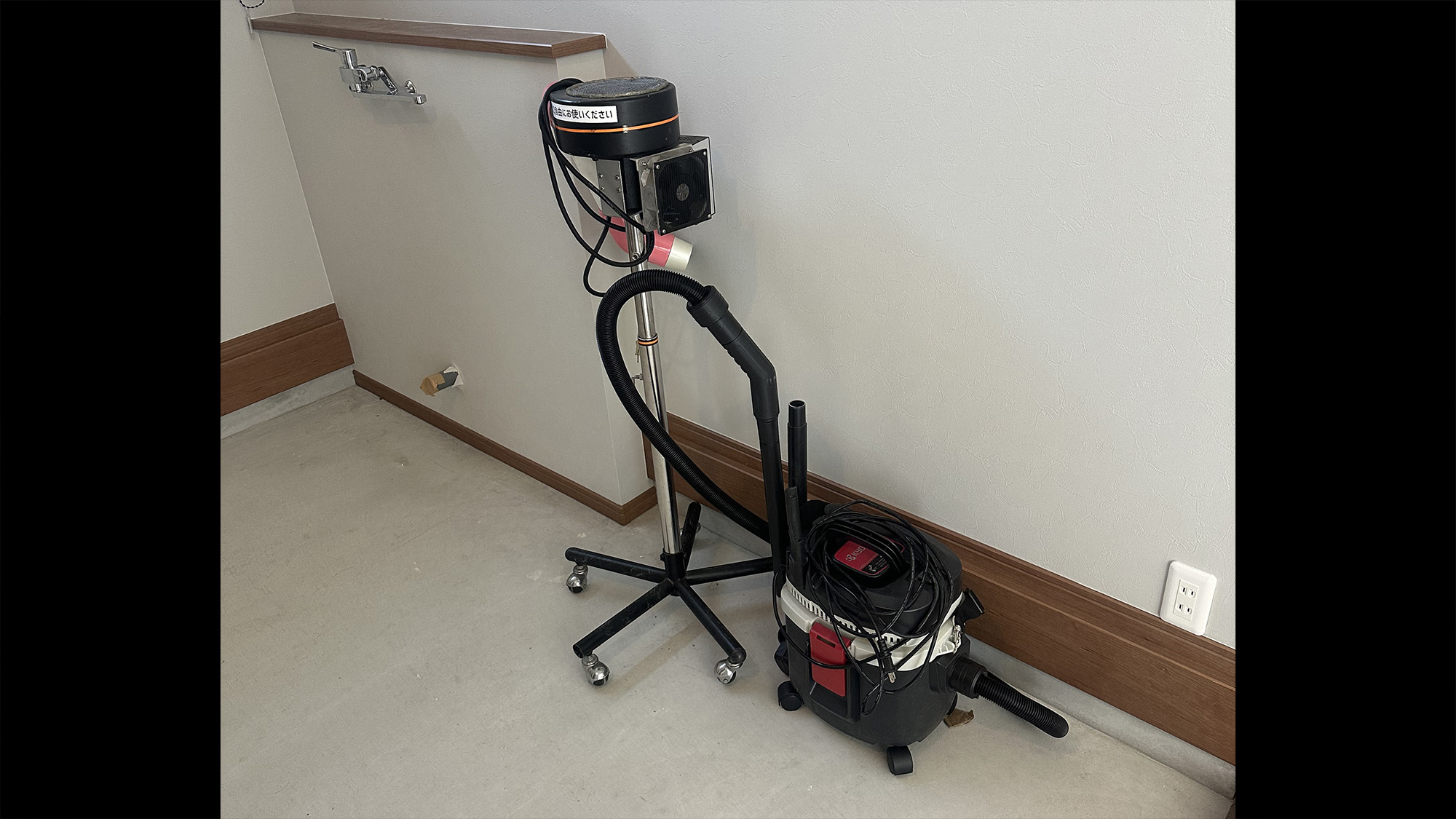 ・【1F/土間】ペット用シャワーとドライヤーを完備。外遊びの後は砂や泥を落としてくださいね