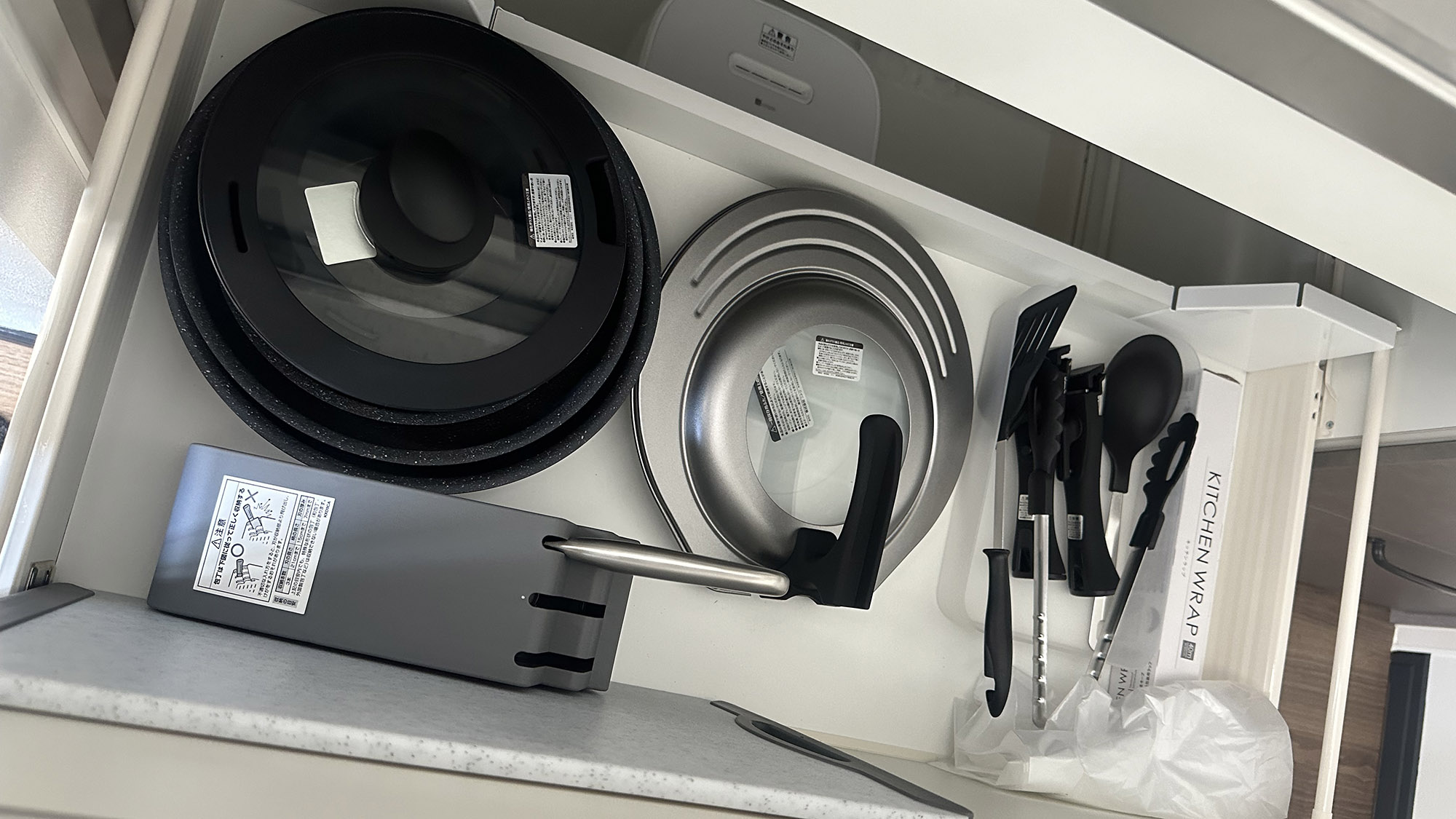 ・【2F/キッチン】フライパンや鍋、調理器具一式を取り揃えております