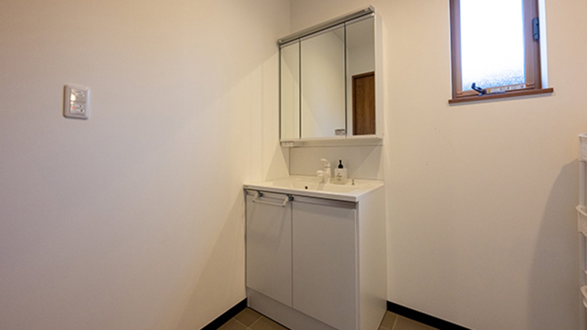 ・【1F/洗面台】大きな3面鏡付き。朝の身支度をスムーズに済ませて爽やかに一日をスタート