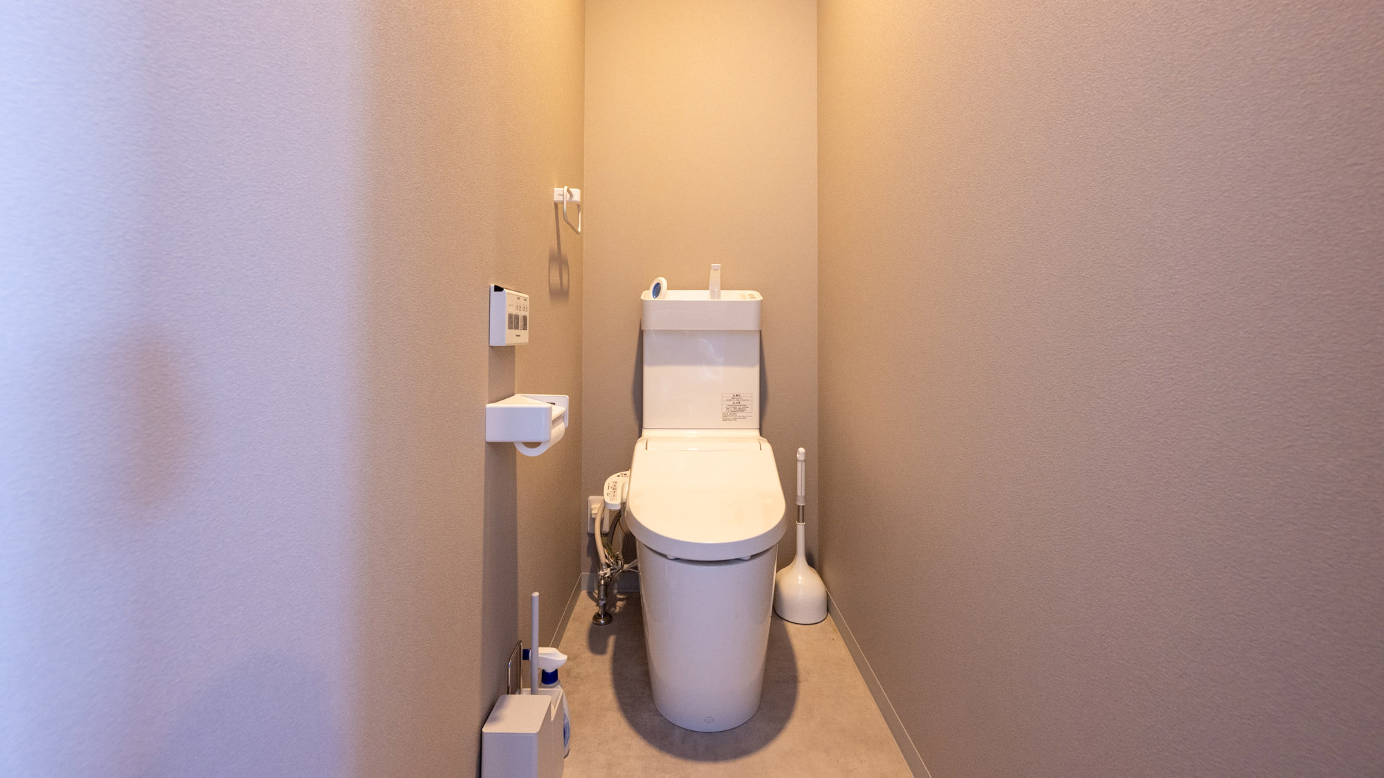 ・【2F/トイレ】温水洗浄便座付き。快適にご利用いただけます