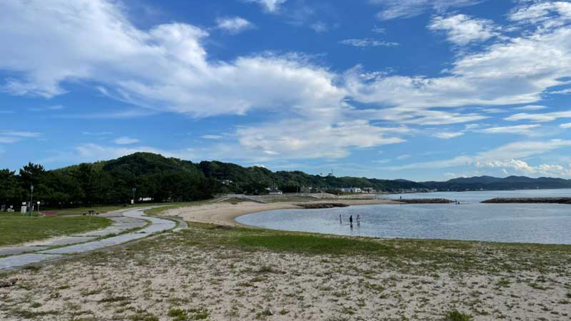 ・【海水浴】尾崎海水浴場まで徒歩約2分！ワンちゃん連れで波打ち際のお散歩も楽しめます