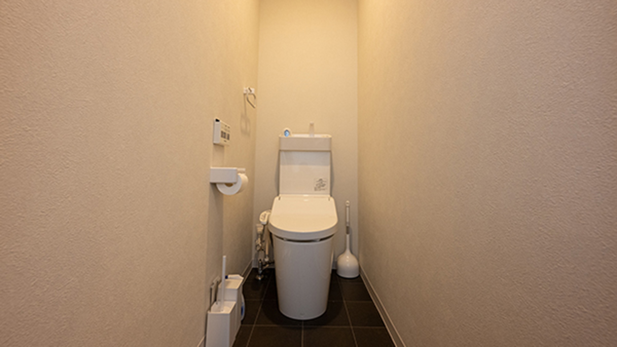 ・【1F/トイレ】温水洗浄便座付き。快適にご利用いただけます