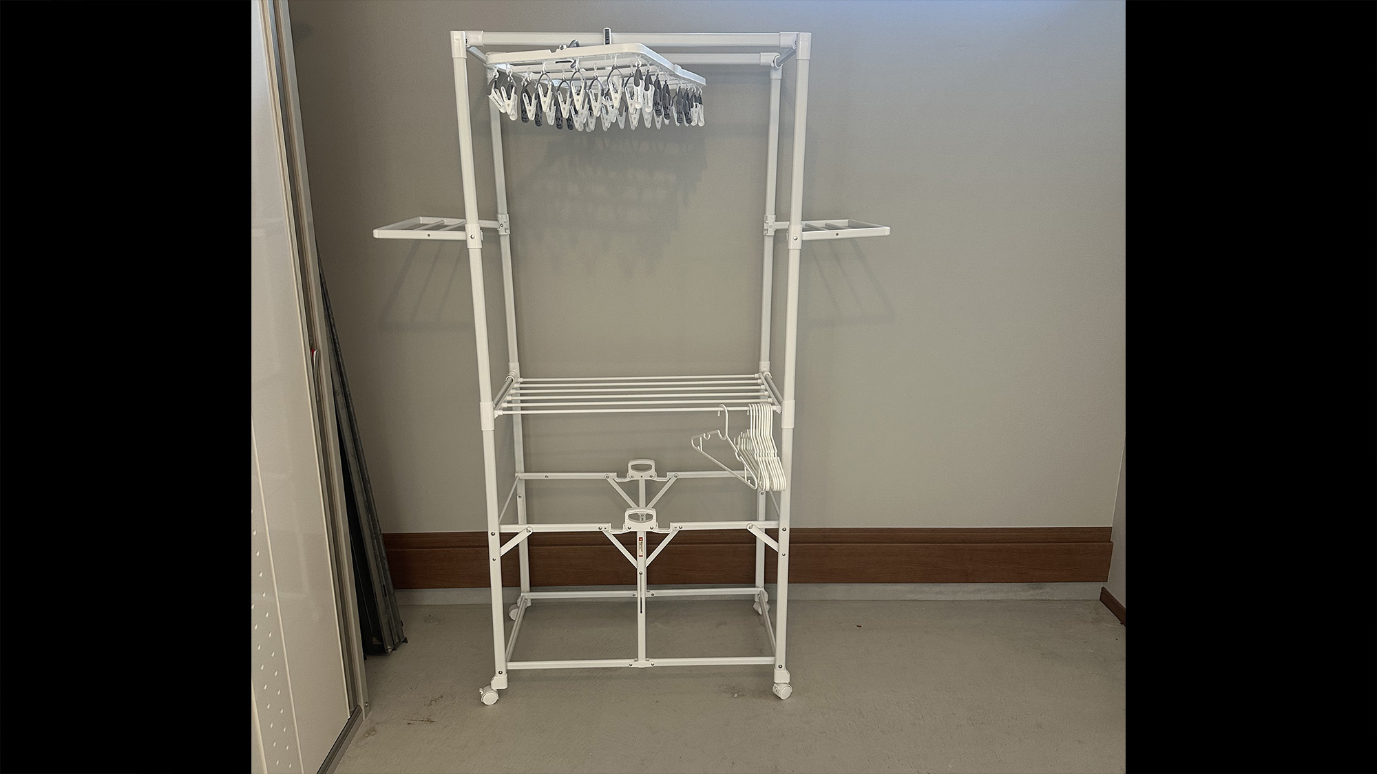 ・【1F/土間】物干し竿や洗濯ばさみを完備。濡れた衣類もしっかり乾かせます