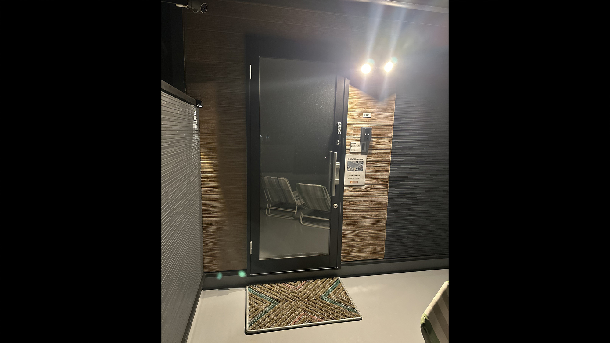 ・【2F/エントランス】専用玄関を完備。建物内に階段がないのでプライベート感があります