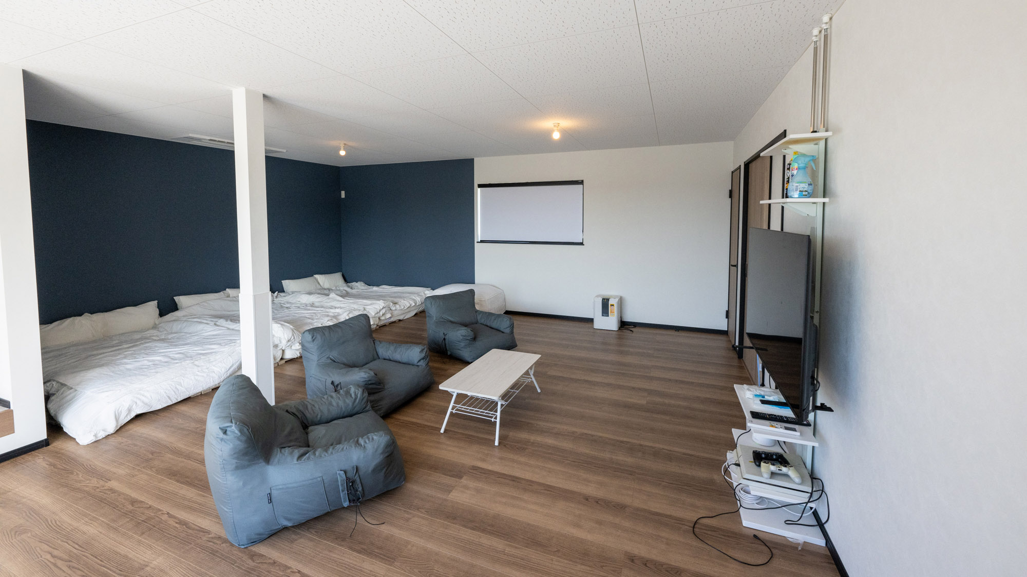 ・【2F/フロア】リビング、ベッドルームが一体となった開放的な空間。寝転んでテレビ鑑賞も