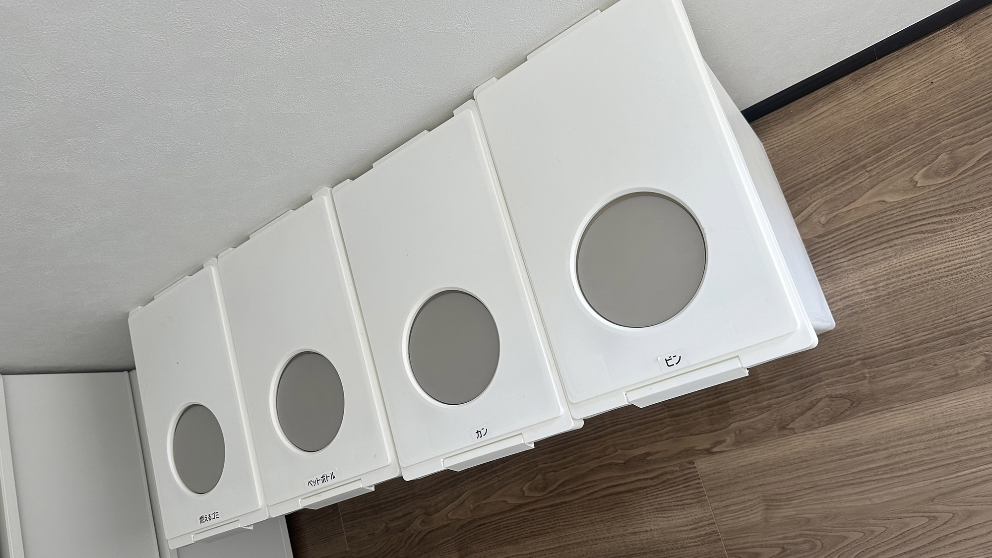 ・【2F/キッチン】環境に配慮し、ゴミ箱を複数設置。分別へのご協力をお願いいたします