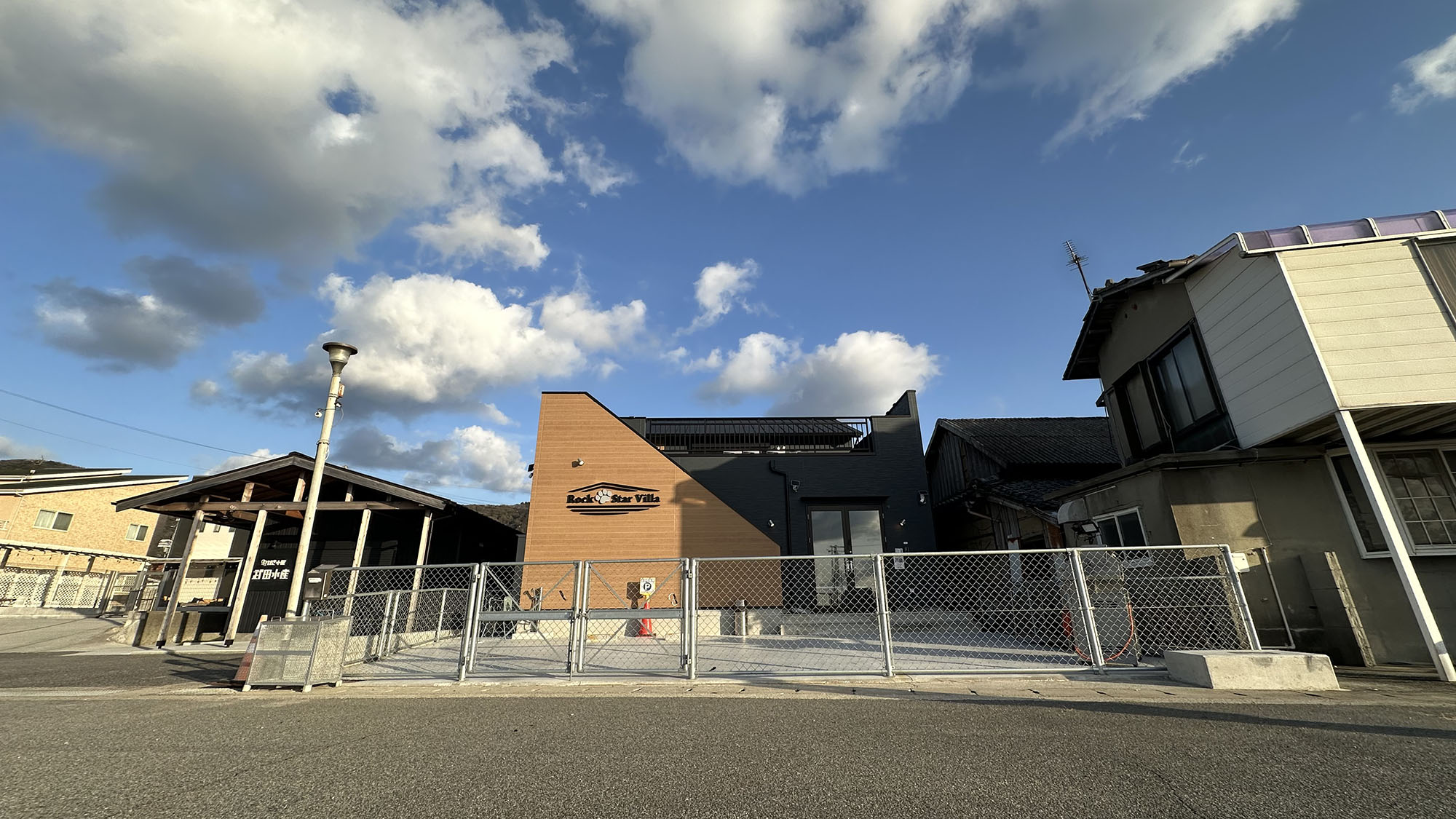 ・【エントランス】1階と2階にそれぞれ専用玄関があります。建物内に階段はございません（外階段のみ）