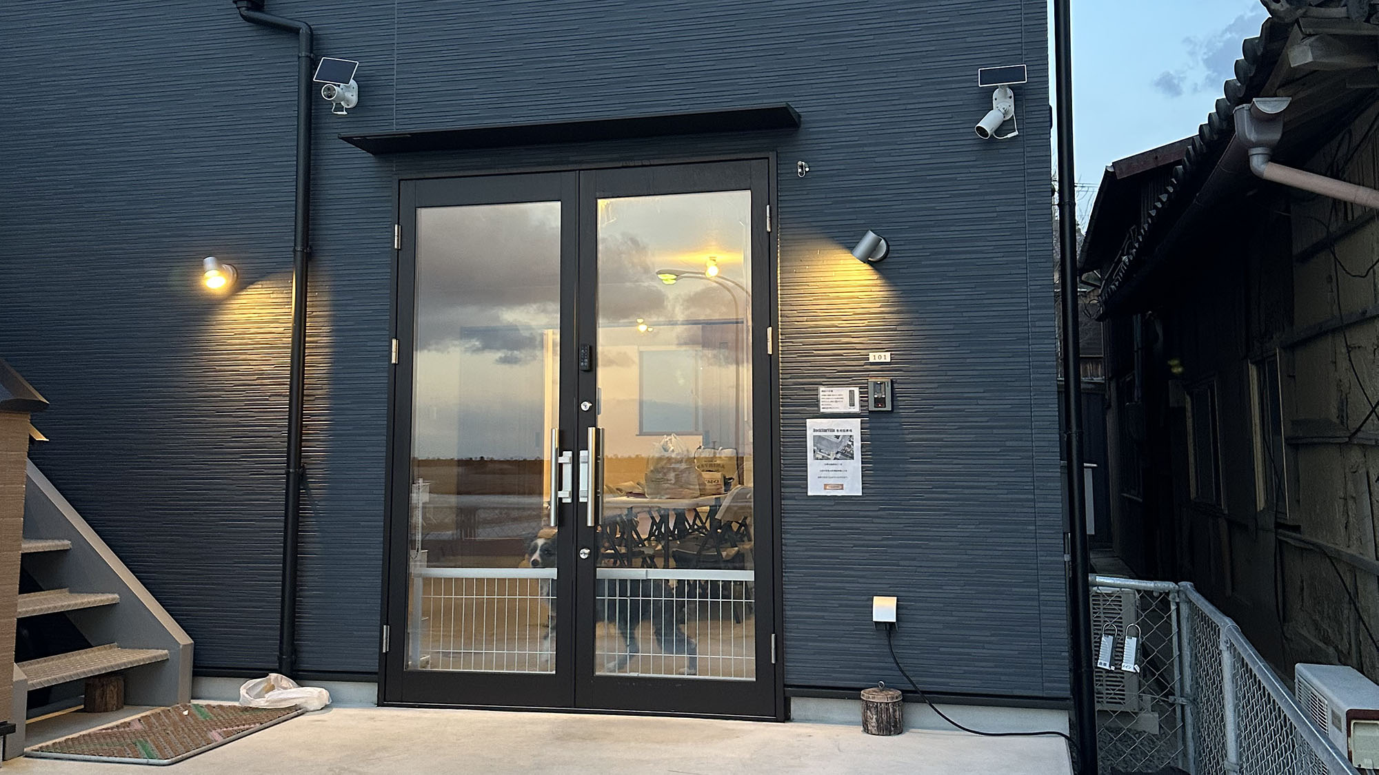 ・【1F/エントランス】安心のペット用柵付き。快適なペット同伴旅をお楽しみください