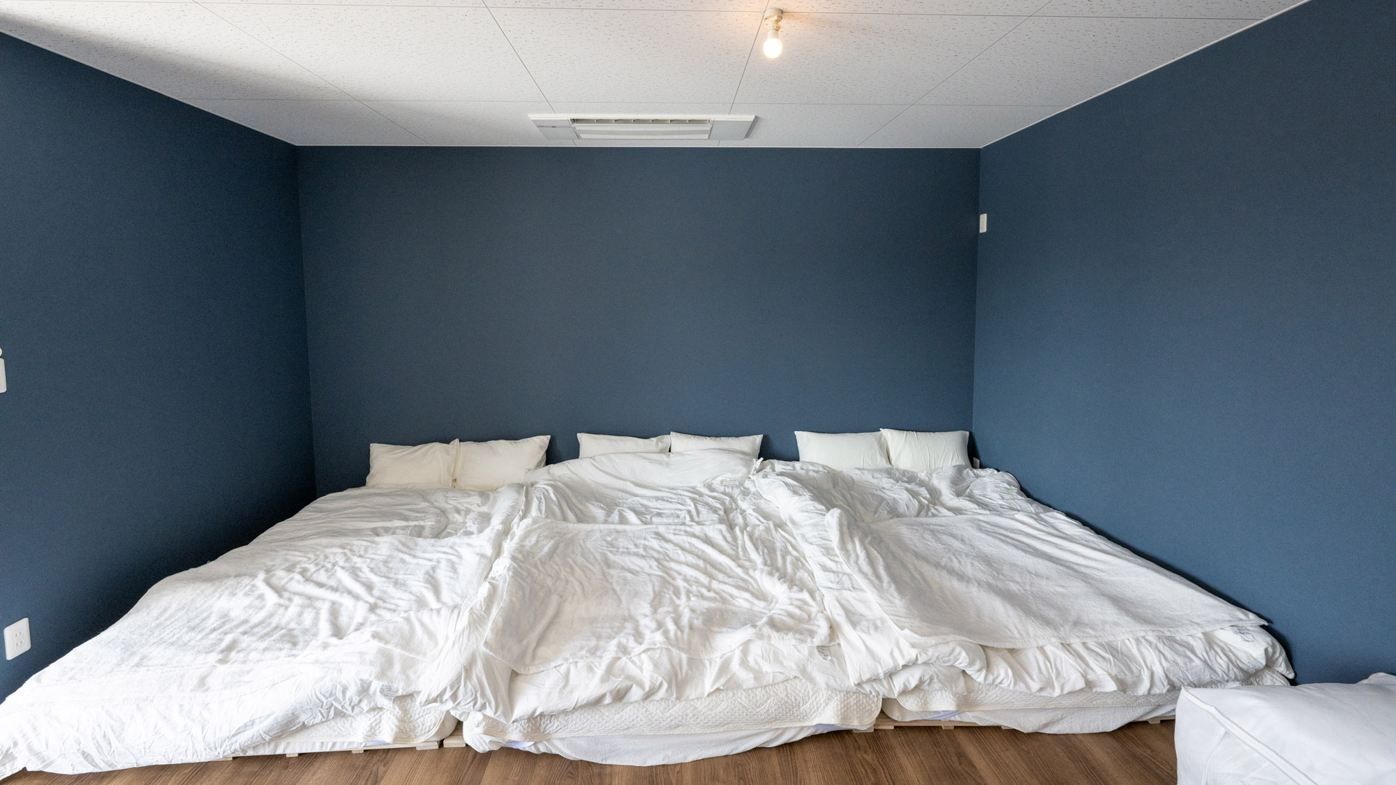 ・【2F/ベッドスペース】夜は布団を敷いてお休みください。布団を畳めば広いスペースに早変わり