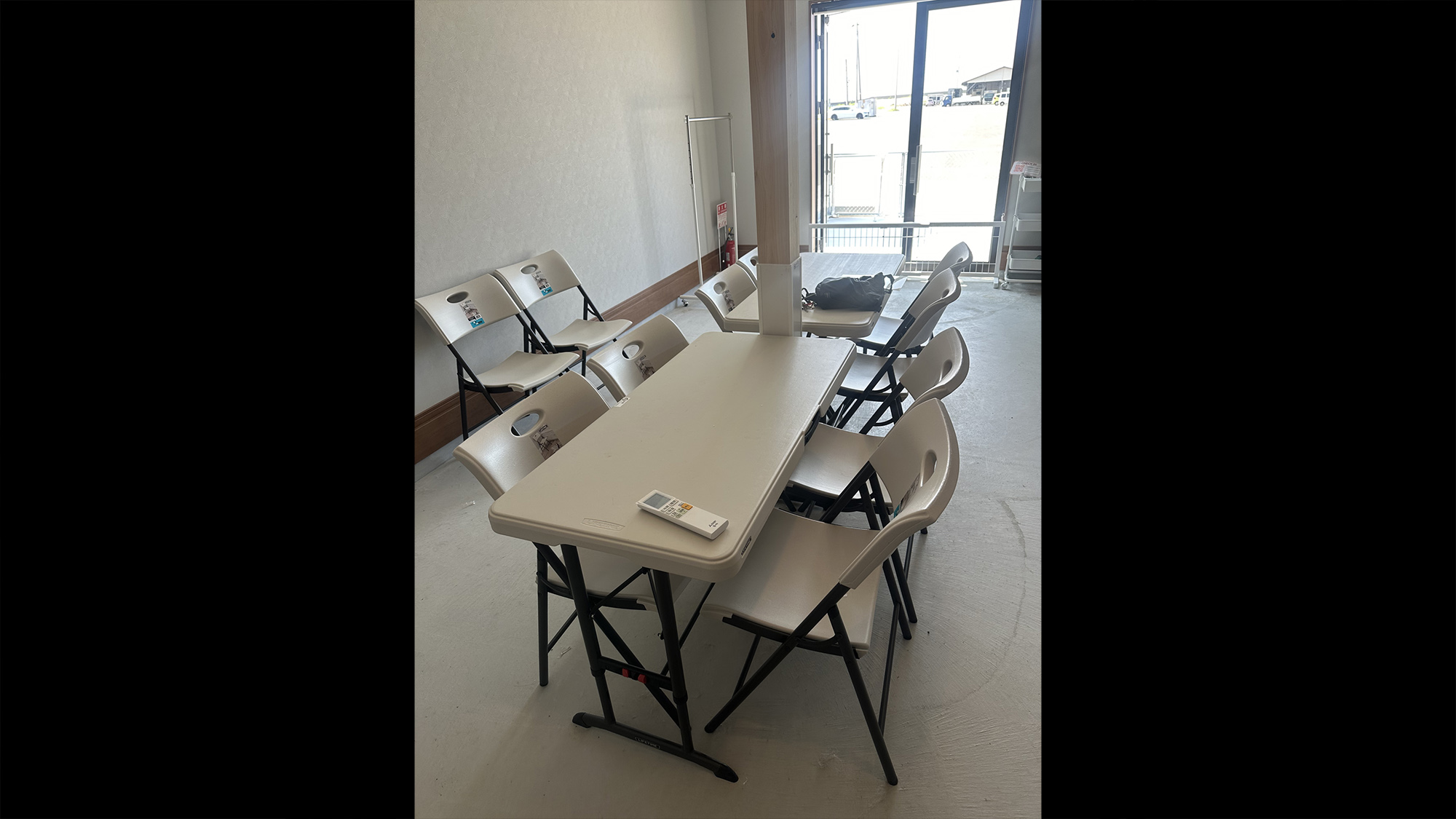 ・【1F/土間】室内と屋外をつなぐ広いスペース。机や椅子も備えており多目的にご利用いただけます