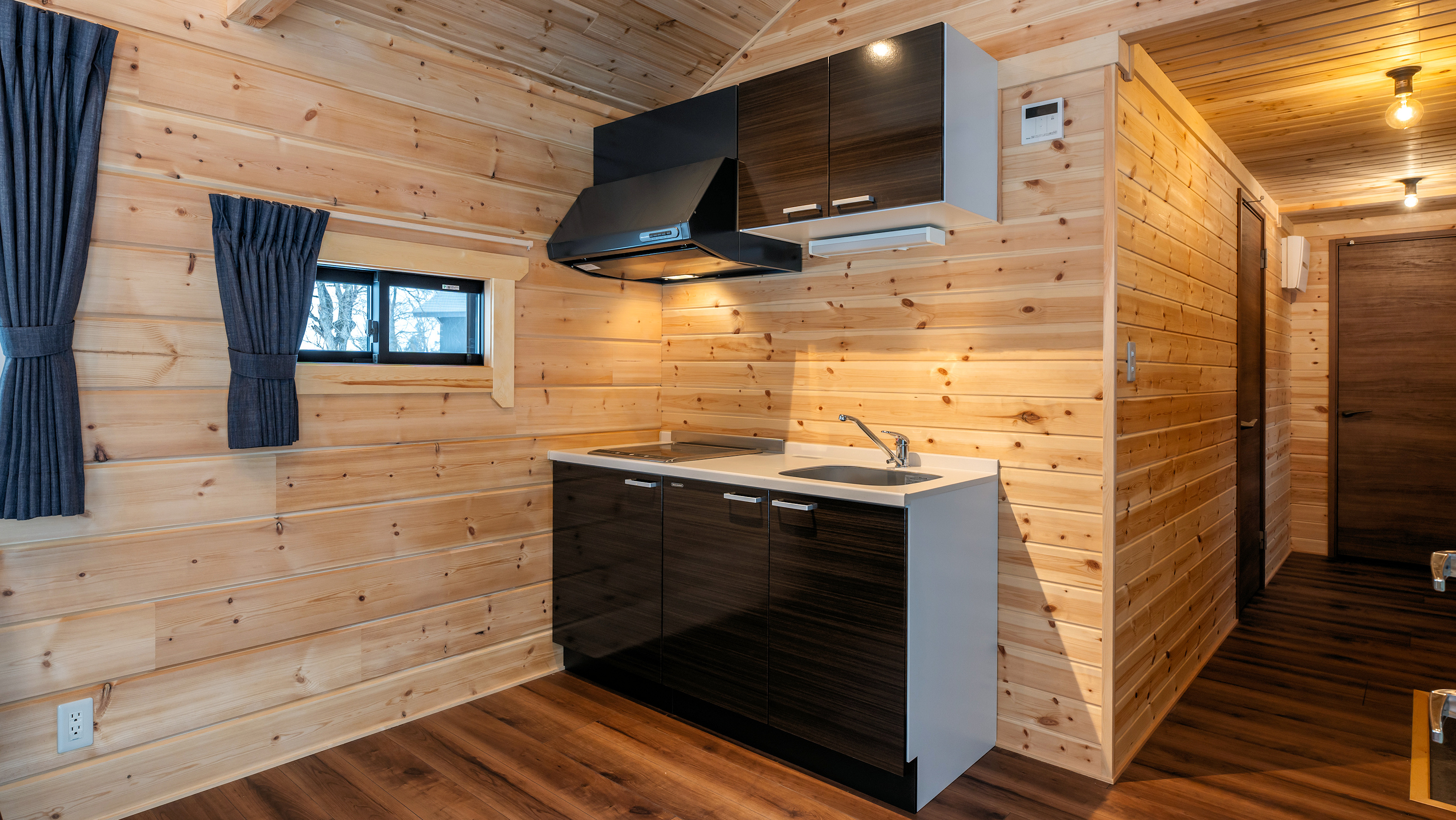 【部屋】温泉付コテージ Room04／定員1～2名／ベッドルーム＋リビング