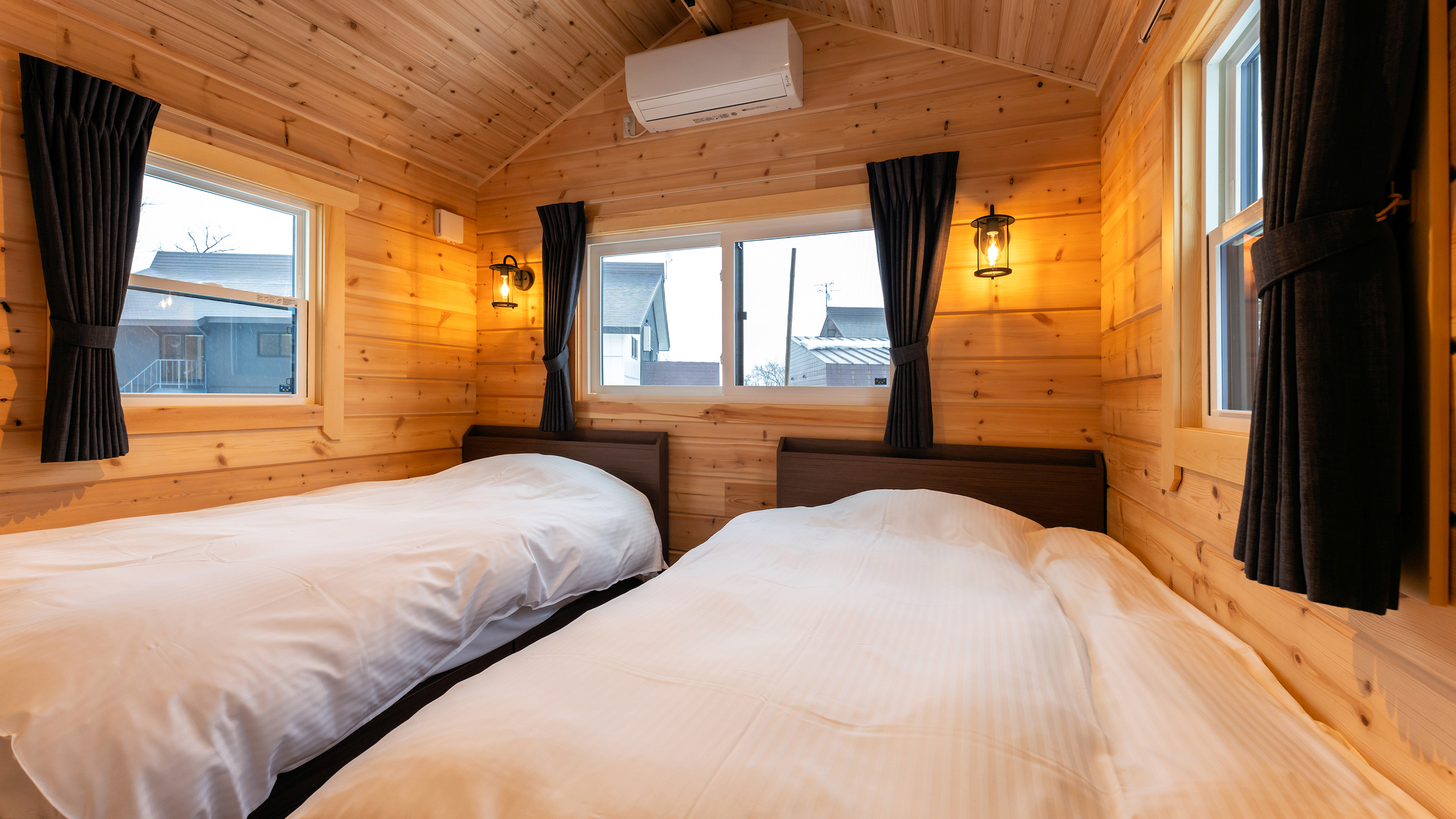 【部屋】温泉付コテージ Room04／定員1～2名／ベッドルーム＋リビング