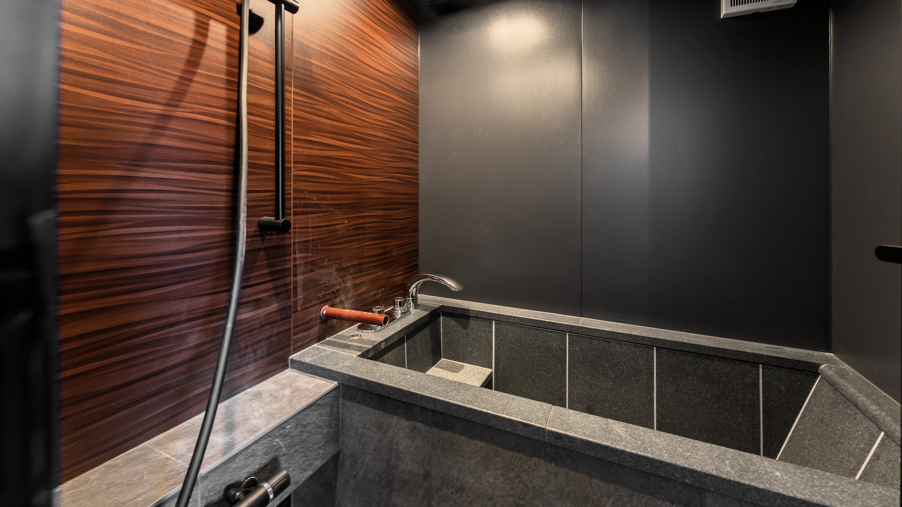 【風呂】温泉／温泉は100％源泉かけ流し天然温泉