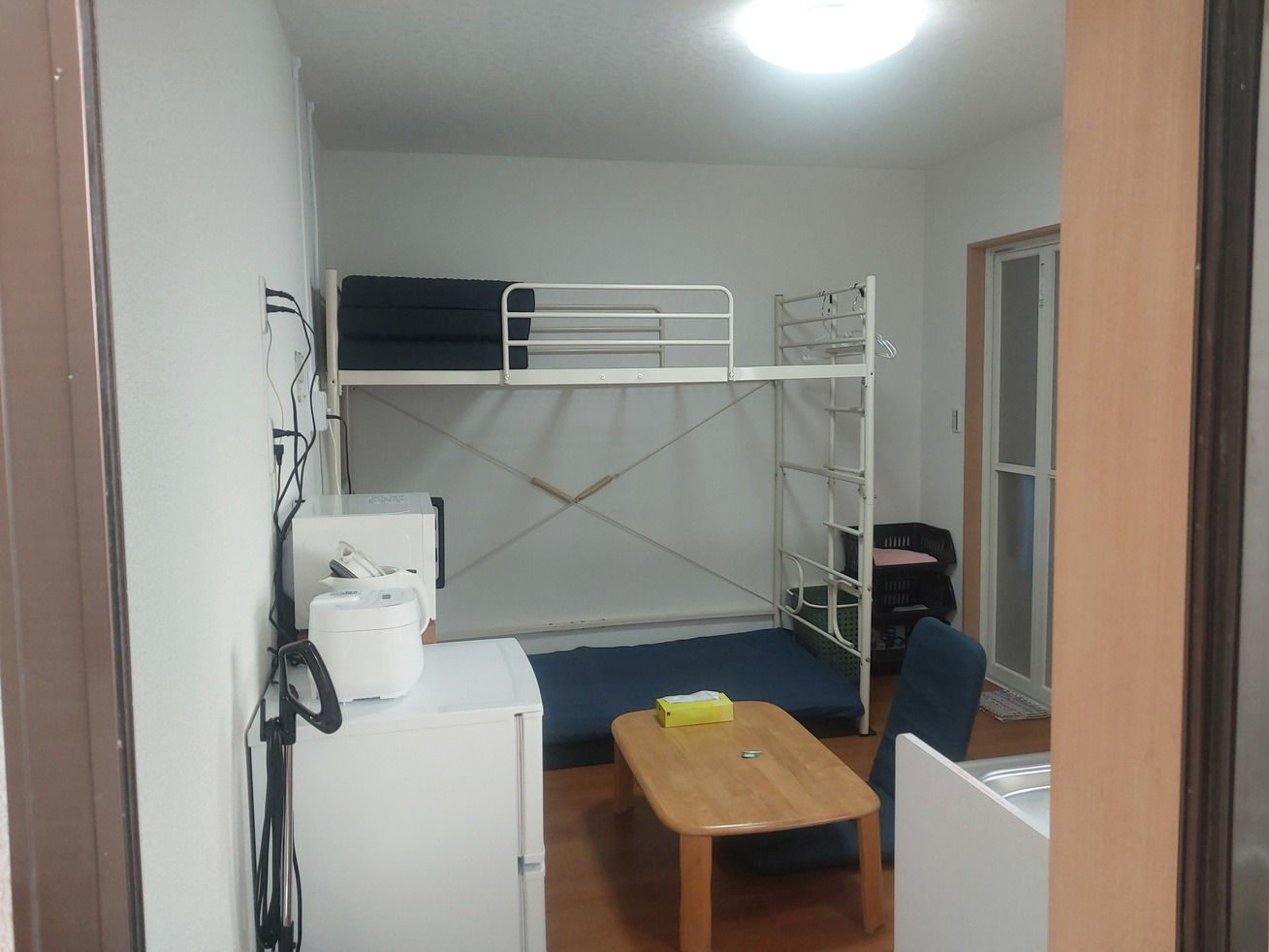 お一人様、カップル様用の自炊の出来るキッチン付完全貸切部屋。