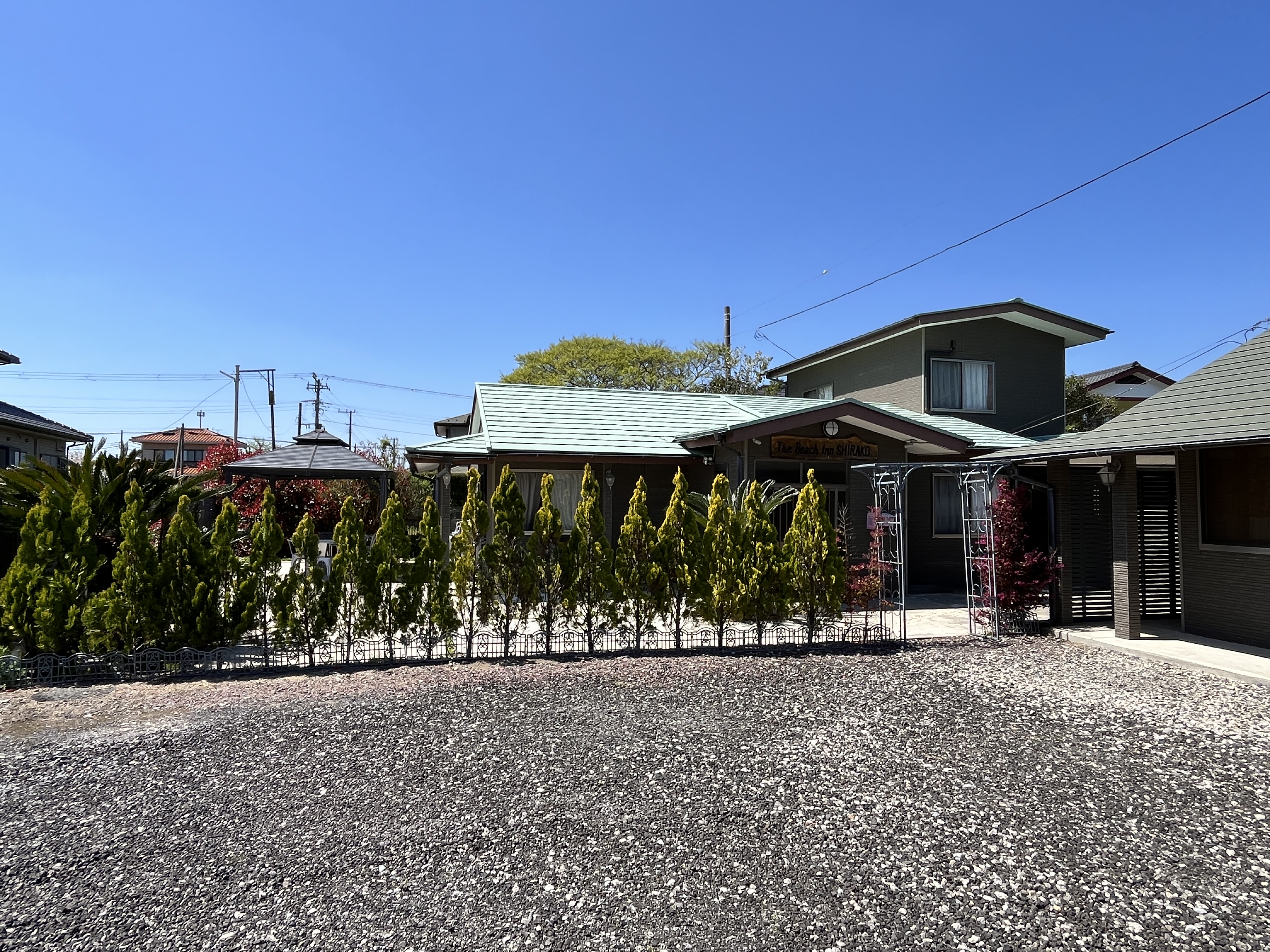 【外観】The Beach Inn SHIRAKOの外観☆手前駐車場