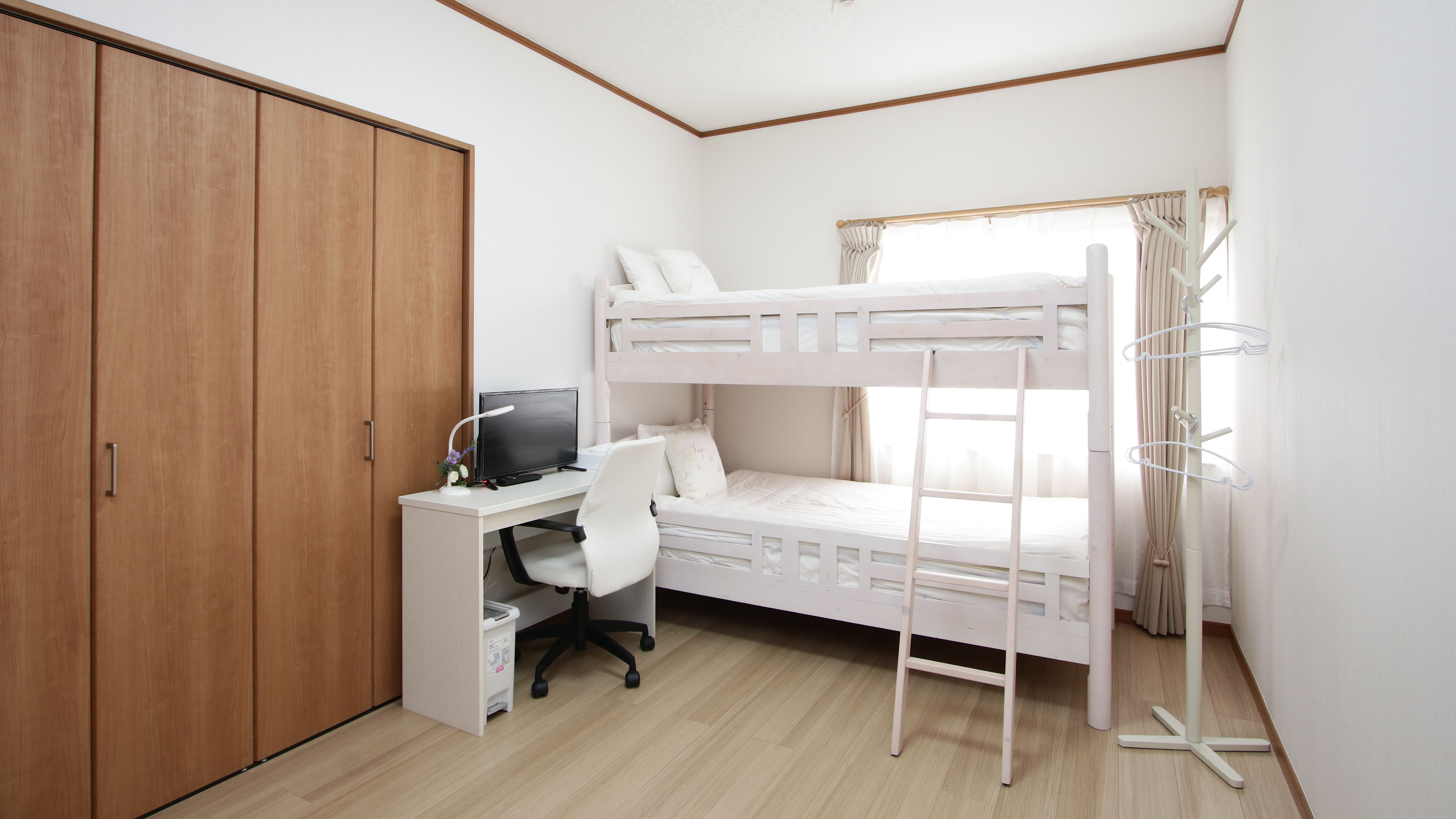 【客室】１階のシングルベッドルーム*