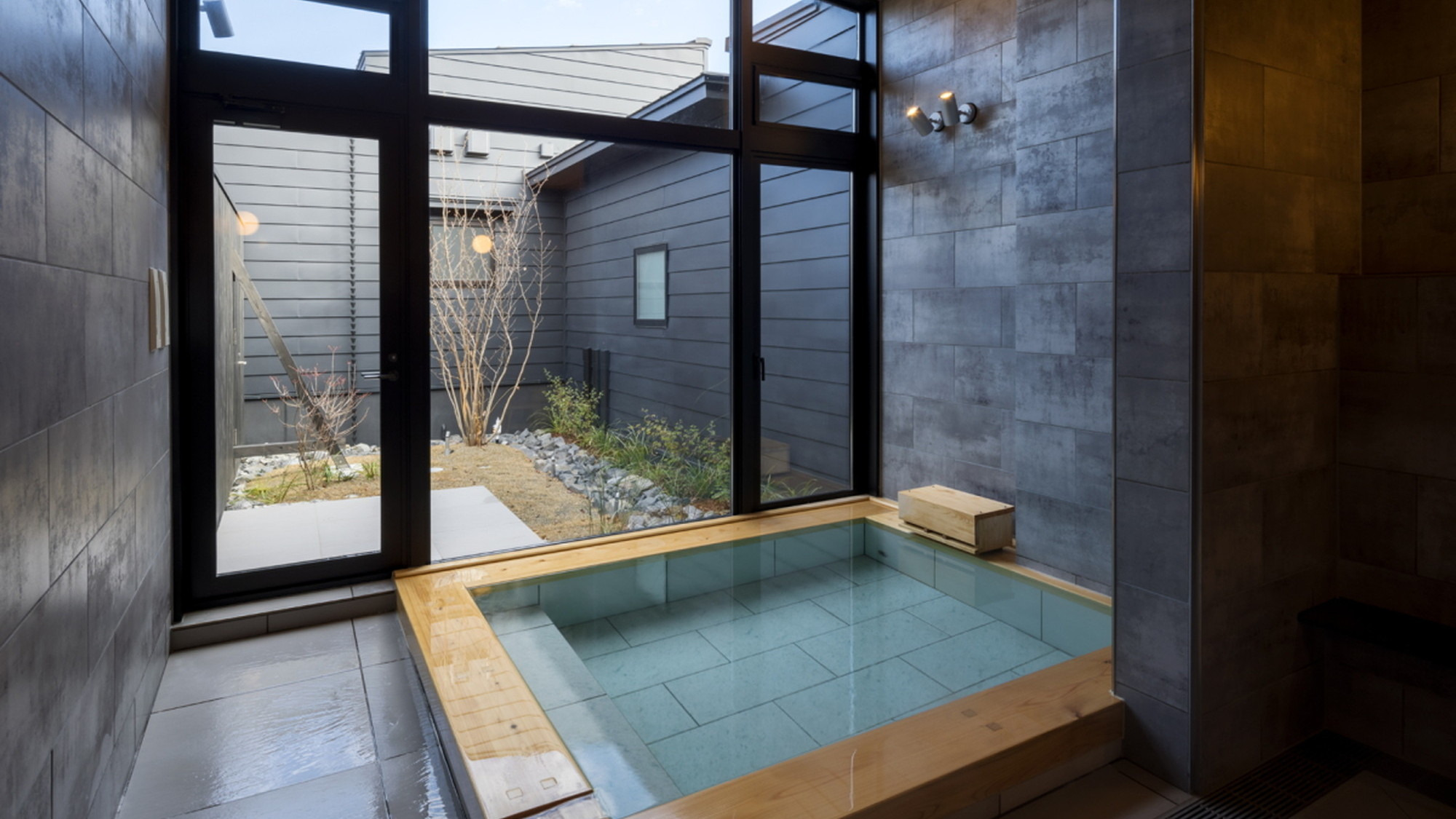 宿泊者専用浴室　(檜風呂)