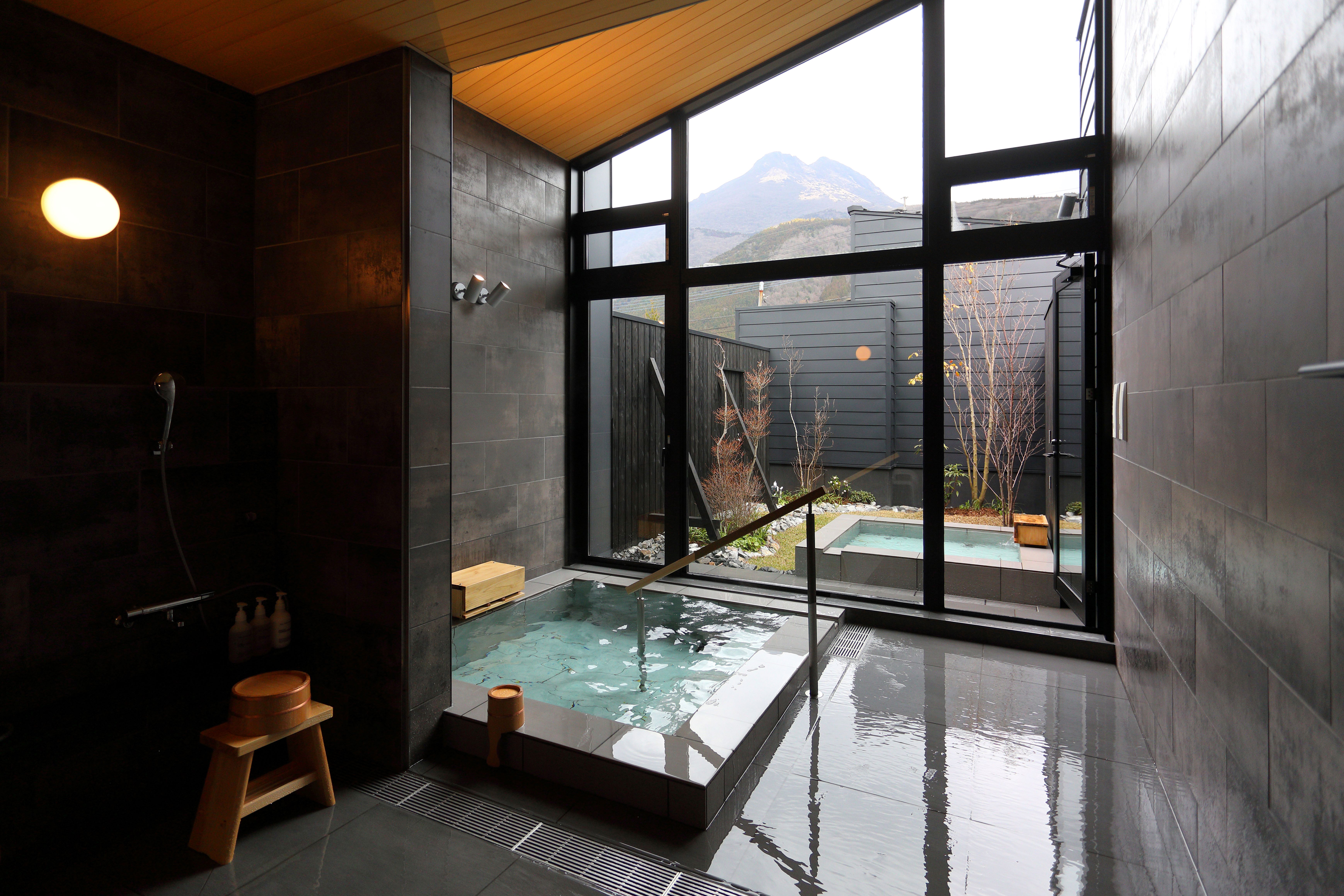 由布岳を仰ぎ見る露天風呂付き内風呂