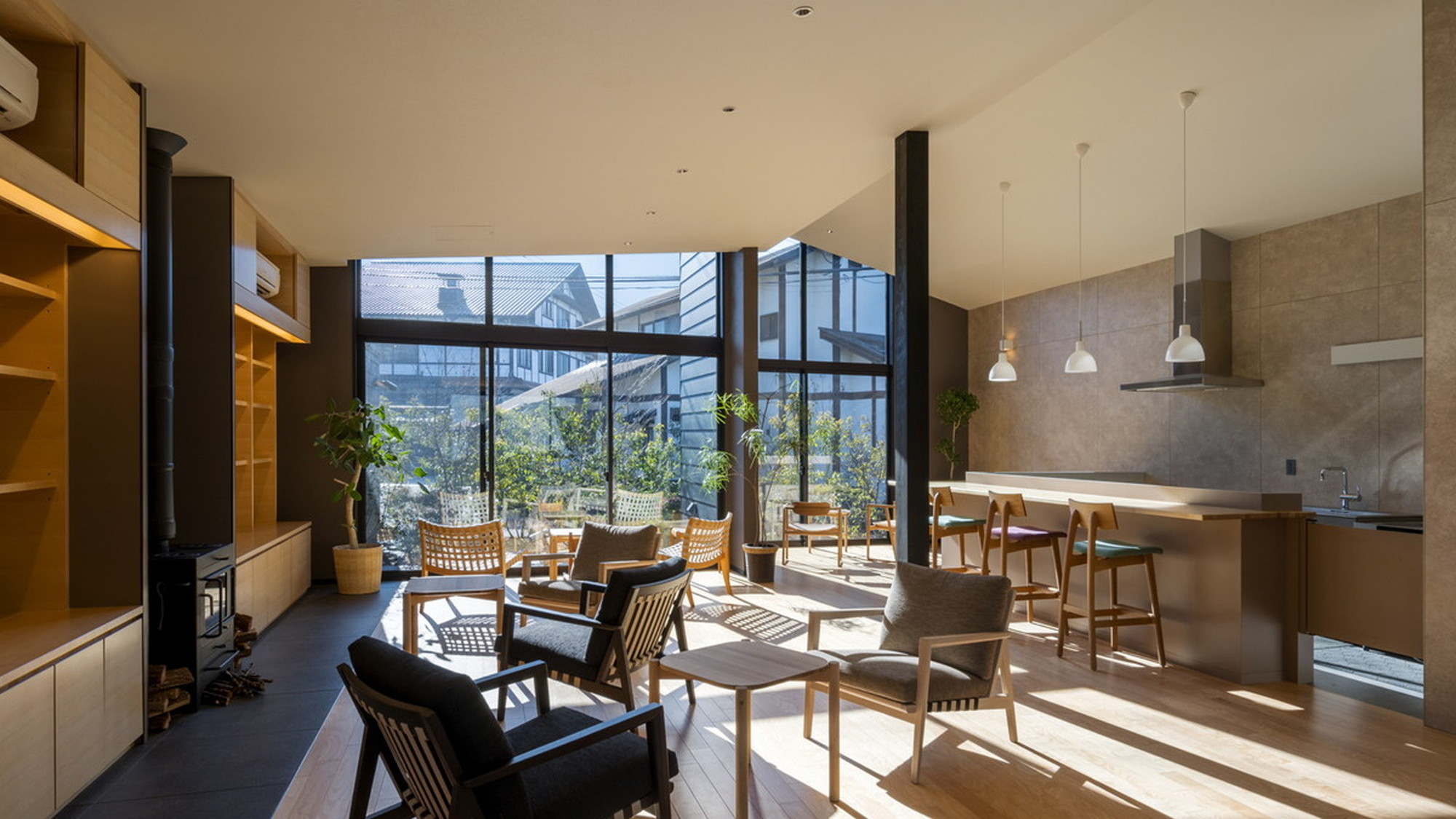 日差しが心地よいラウンジ