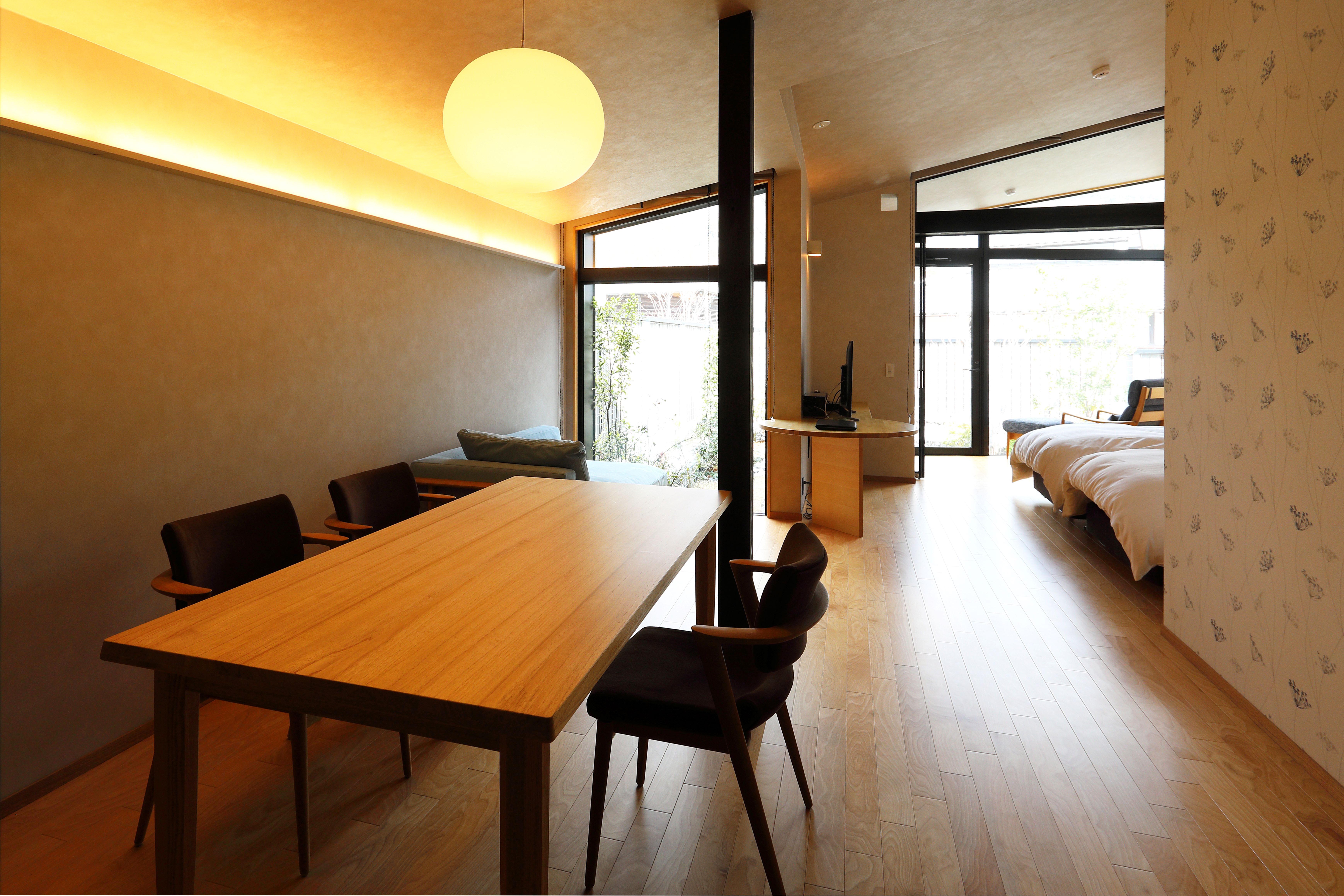 スイート　ダイニングテーブル