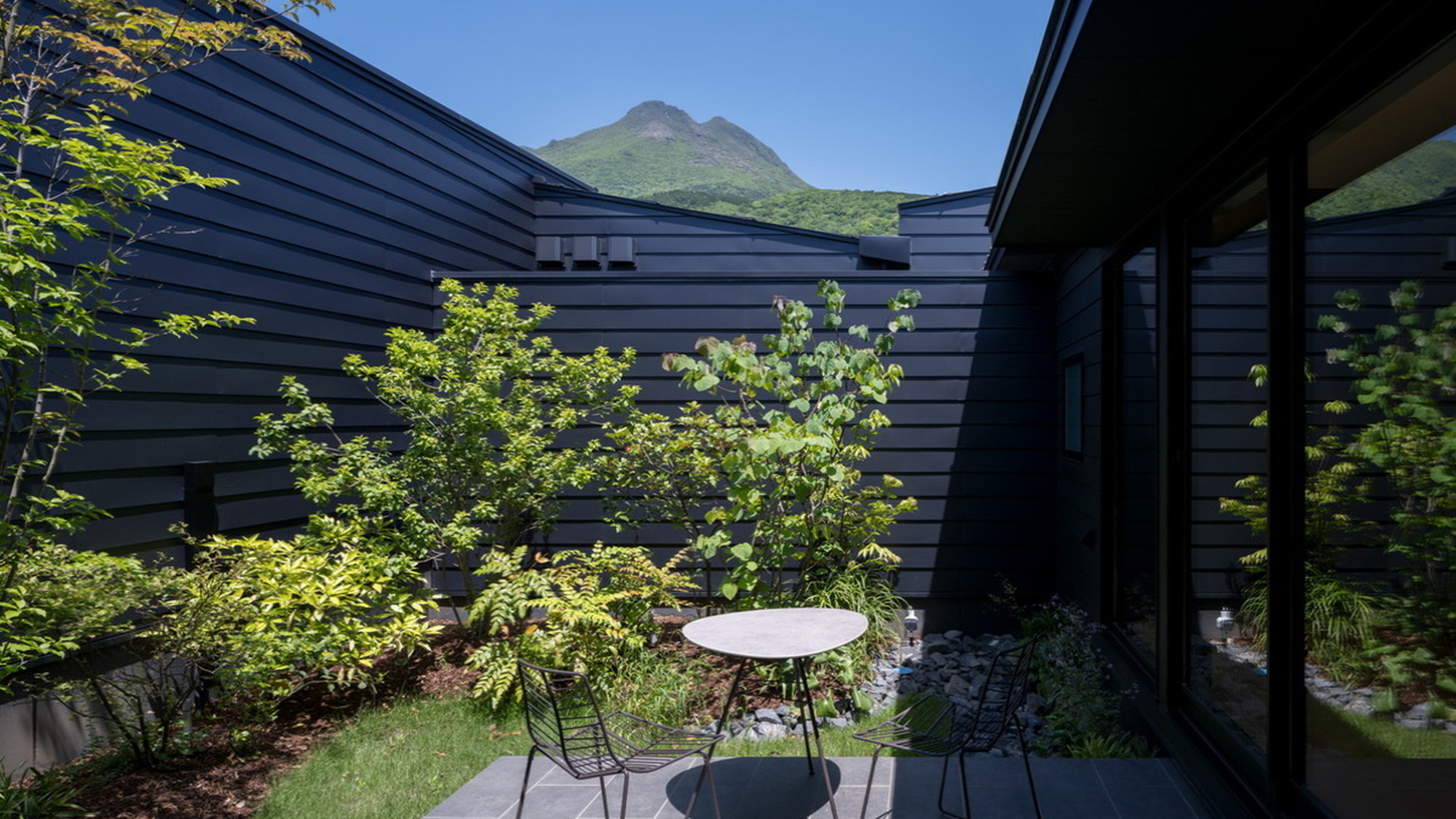 由布岳を見あげる中庭のテラス