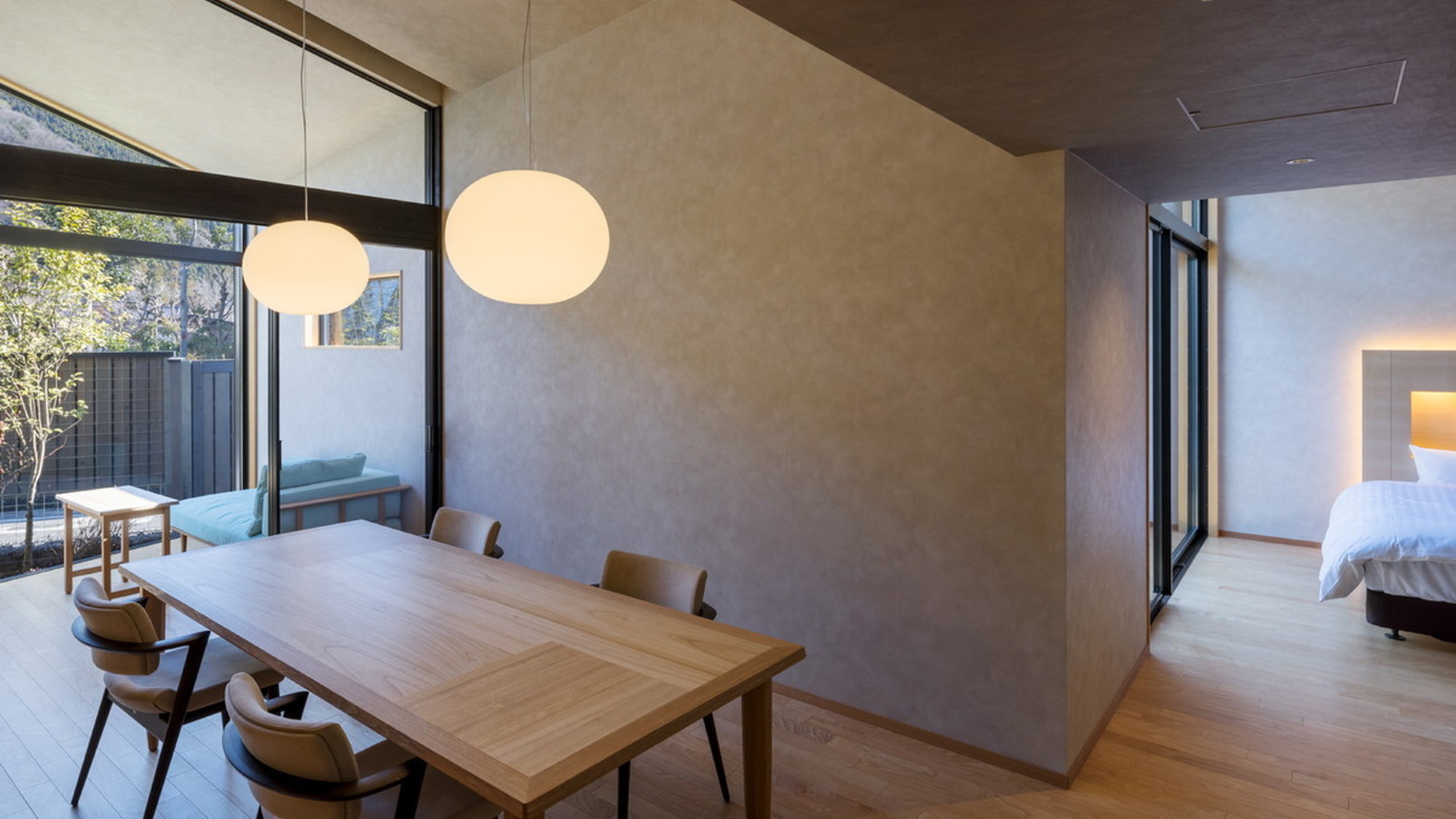 スイート　ダイニングテーブル