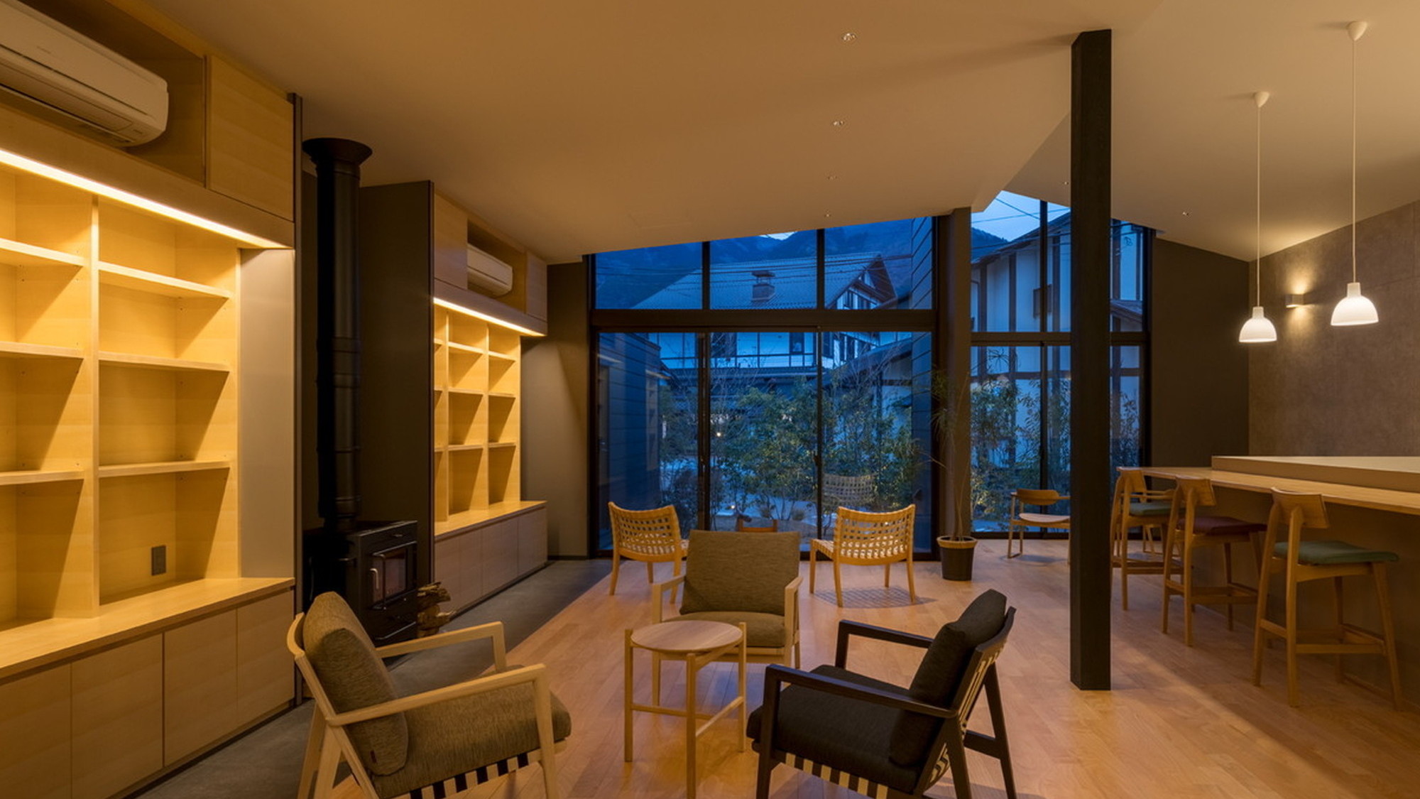 日没後のラウンジ