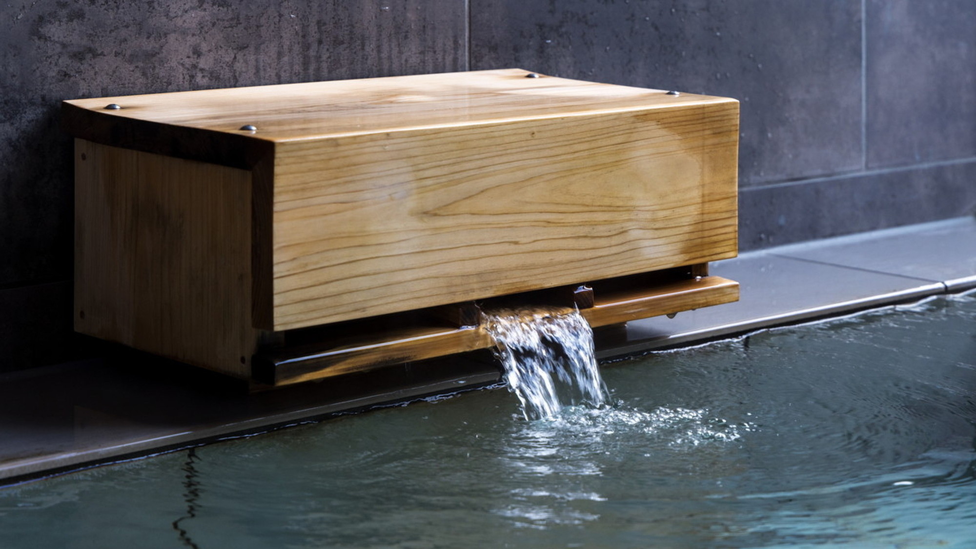 肌触り柔らかな源泉かけ流し温泉