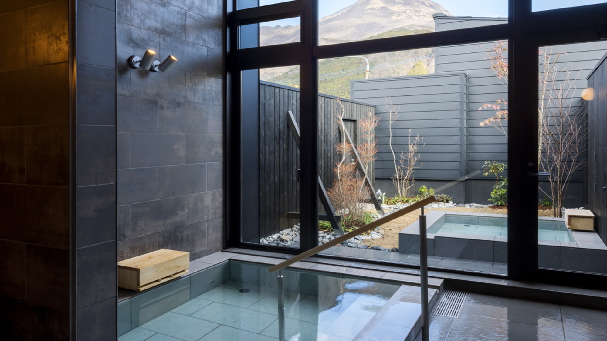 宿泊者専用浴室と露天風呂