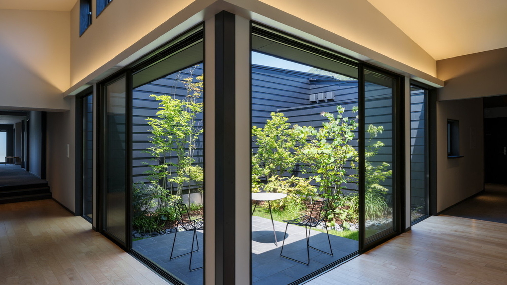 ラウンジからの中庭