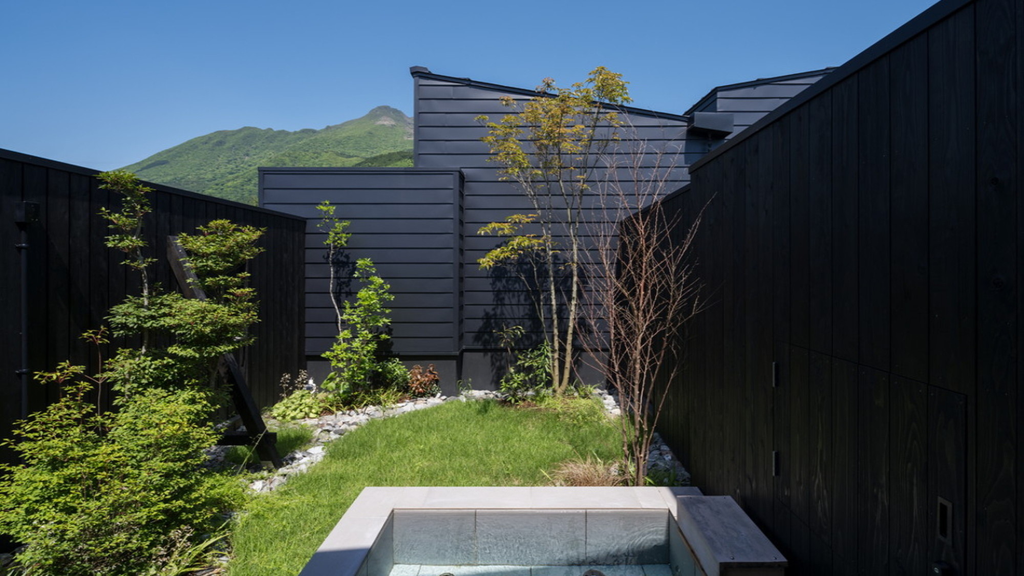 浴室から望む由布岳