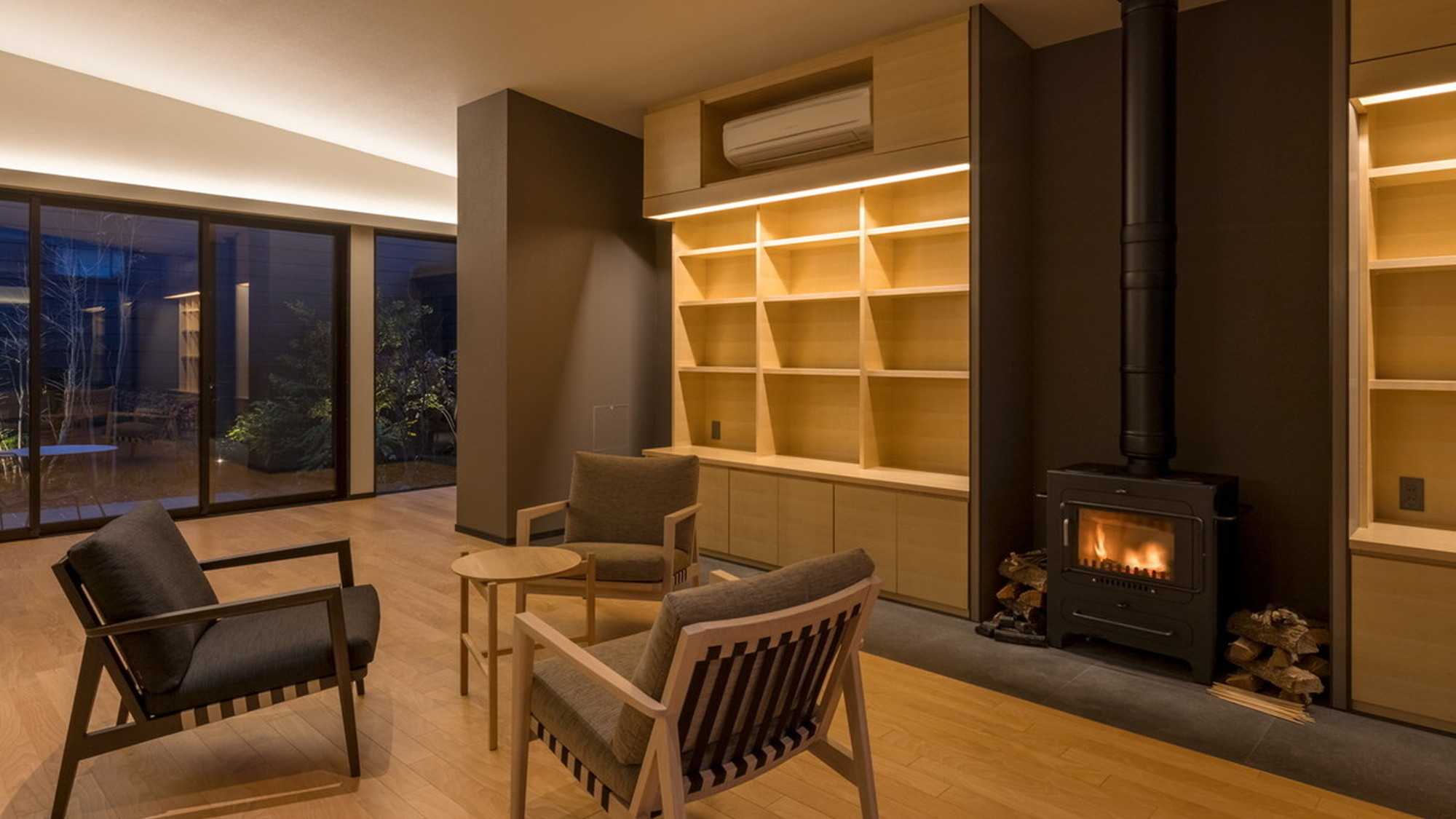 暖炉のあるラウンジ