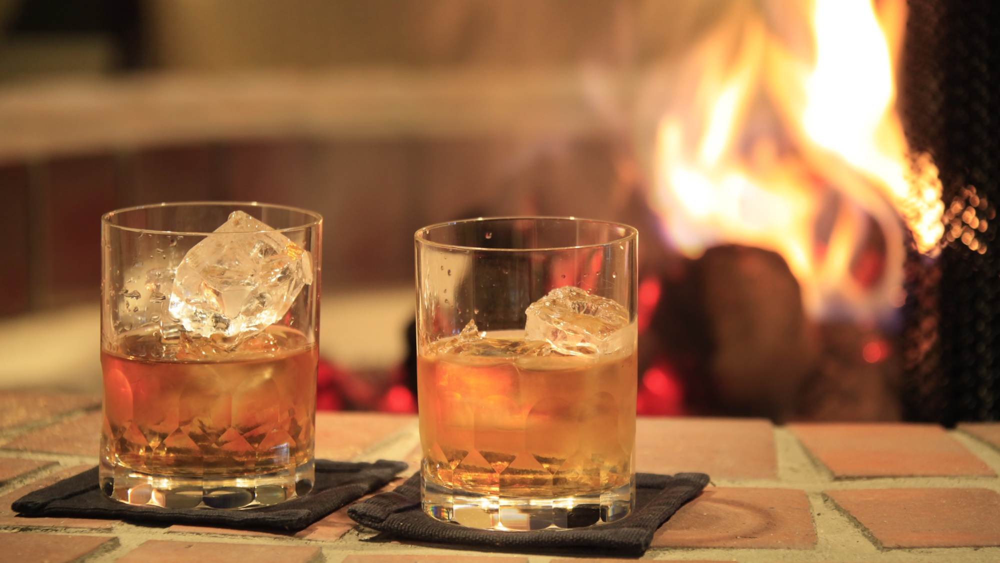 ラウンジ|揺らめく炎が日々の疲れを癒してくれます