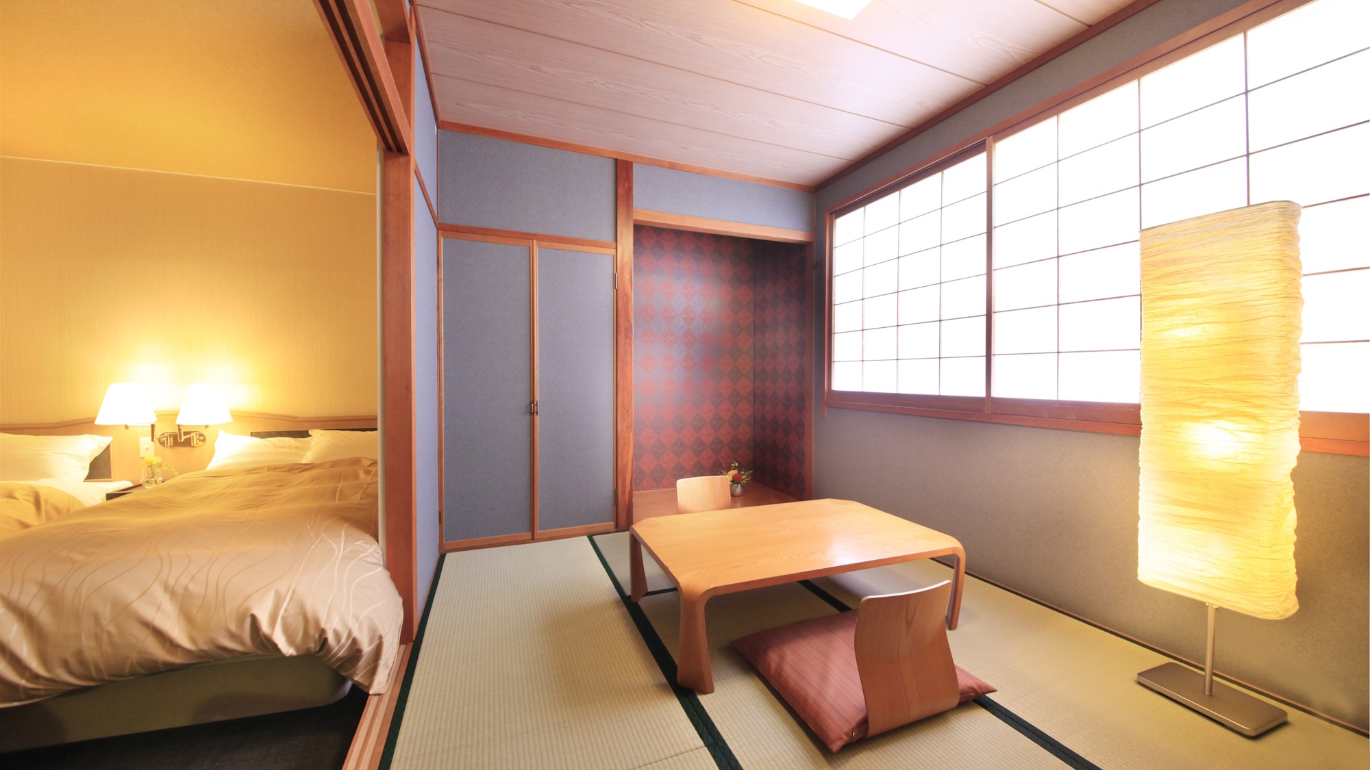 【和洋室】1室につき4名様まで滞在可能。畳スペースでゆったりお過ごしください◎