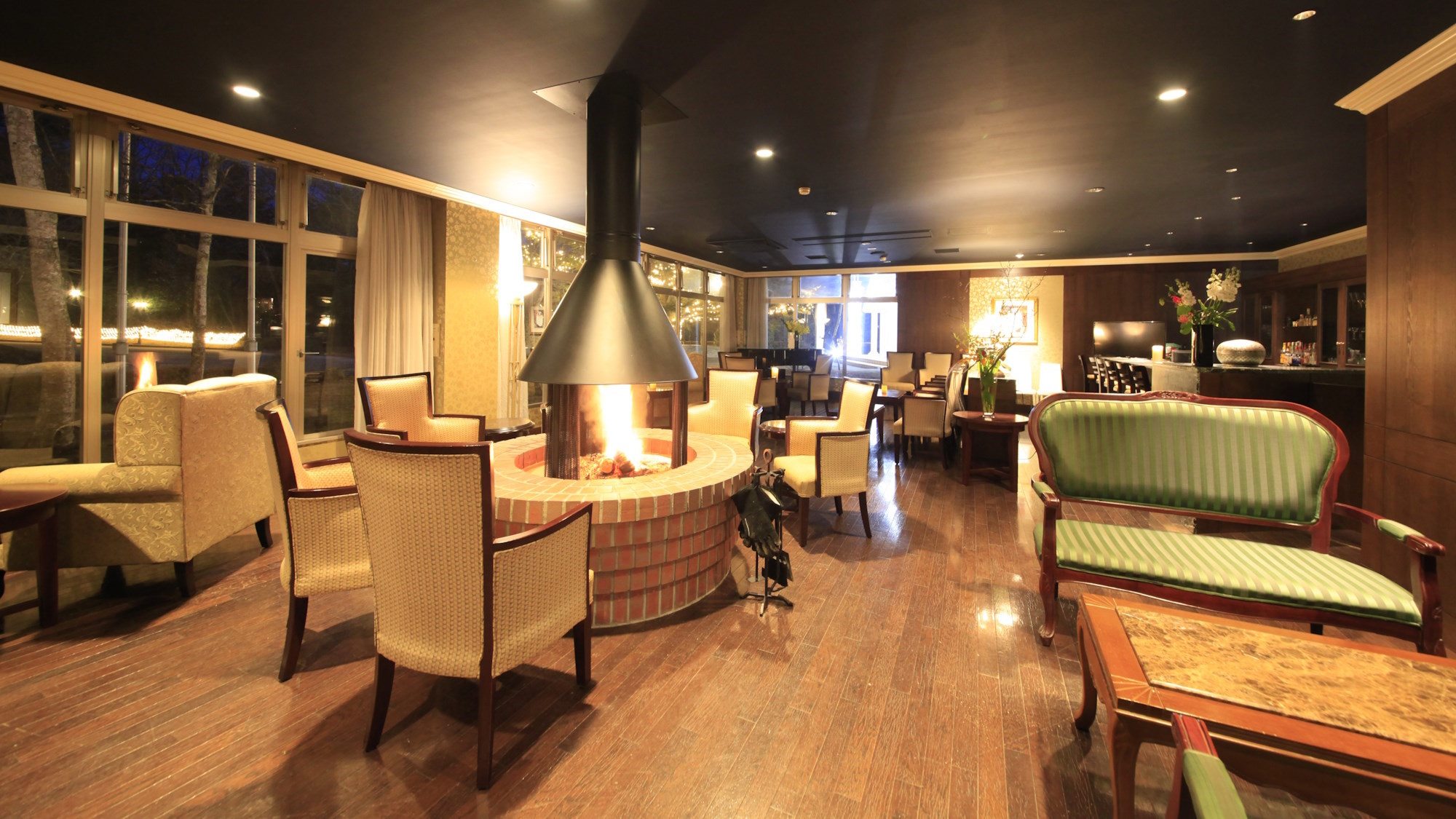 ラウンジ｜暖炉、ウェルカムドリンクをご用意しております。