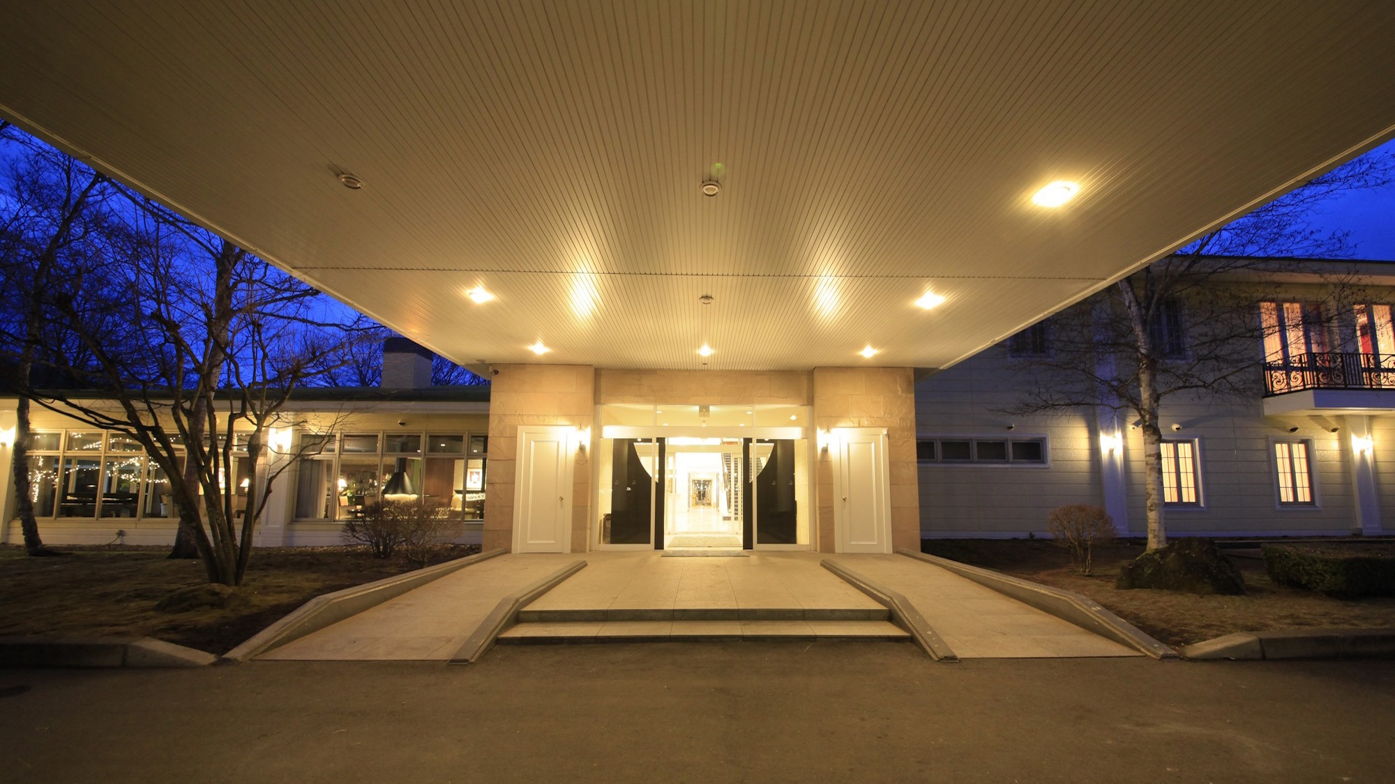 外観｜明るく照らされたエントランスで皆様をお出迎え致します