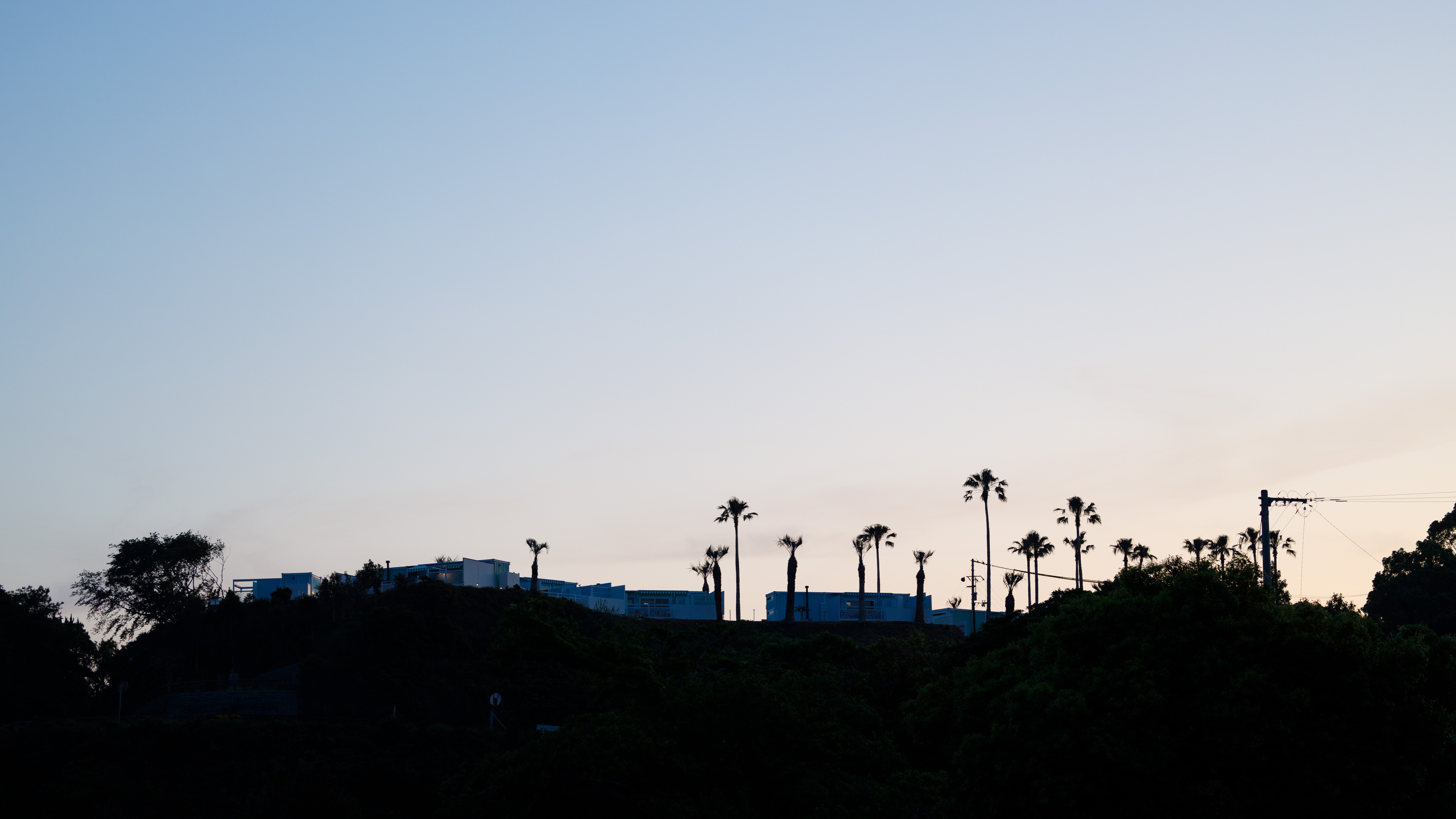 夕暮れの外観
