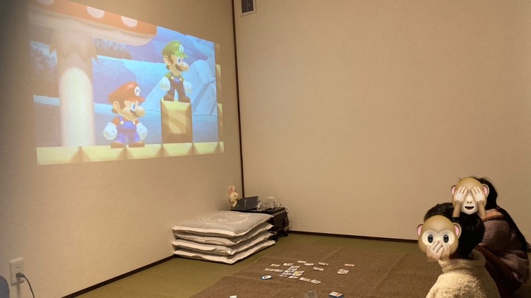 トレーラーハウスでYouTubeを観ています。