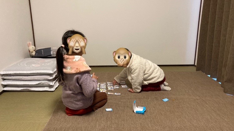 トレーラーハウスでかるたをしています。